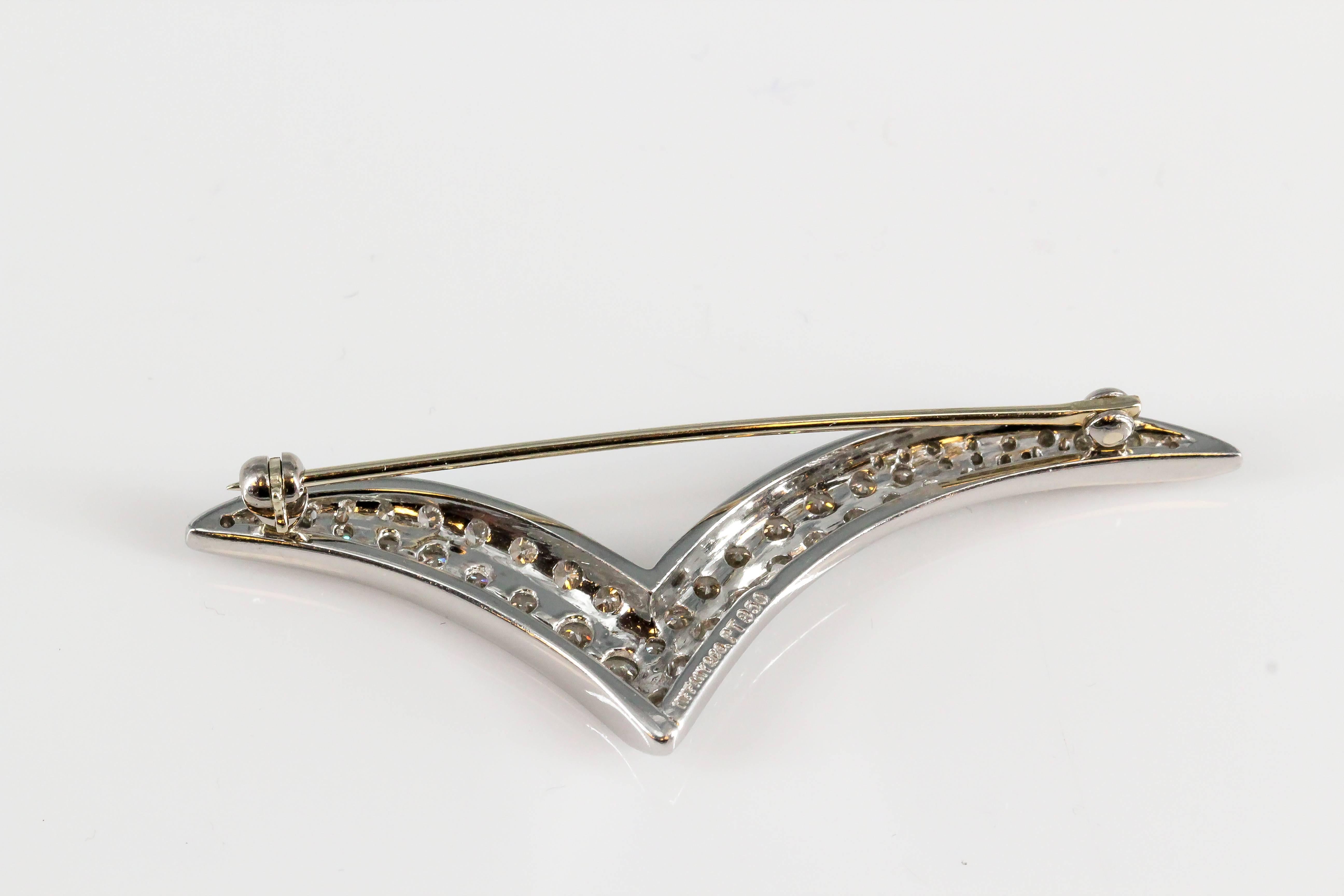 Elegant diamond and platinum brooch by Tiffany & Co. It resembles a seagull and this is the large model. Diamonds are high grade round brilliant cut, over a platinum setting. Beautifully made and easy to wear.

Hallmarks: Tiffany & Co.,