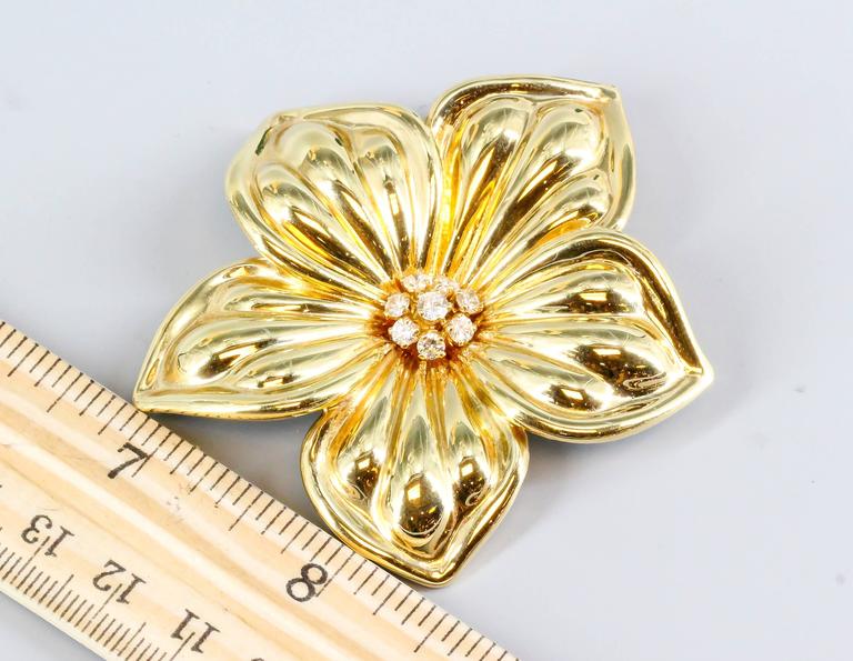 VAN CLEEF and ARPELS Diamond and Gold Flower Brooch For Sale at 1stDibs