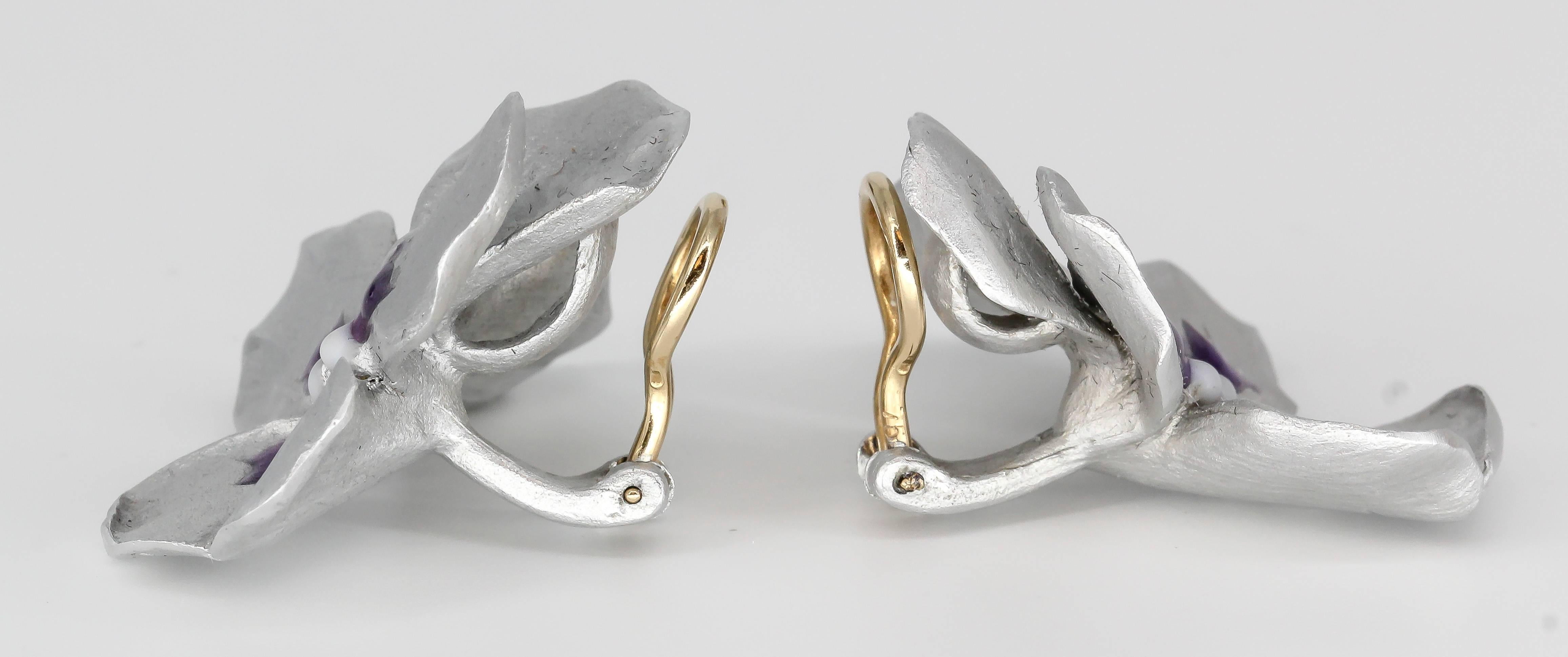 Unusual titanium and gold earrings by JAR. They feature an unusual design which resembles flower petals. Beautifully made and easy to wear anywhere.

Hallmarks: Jar.