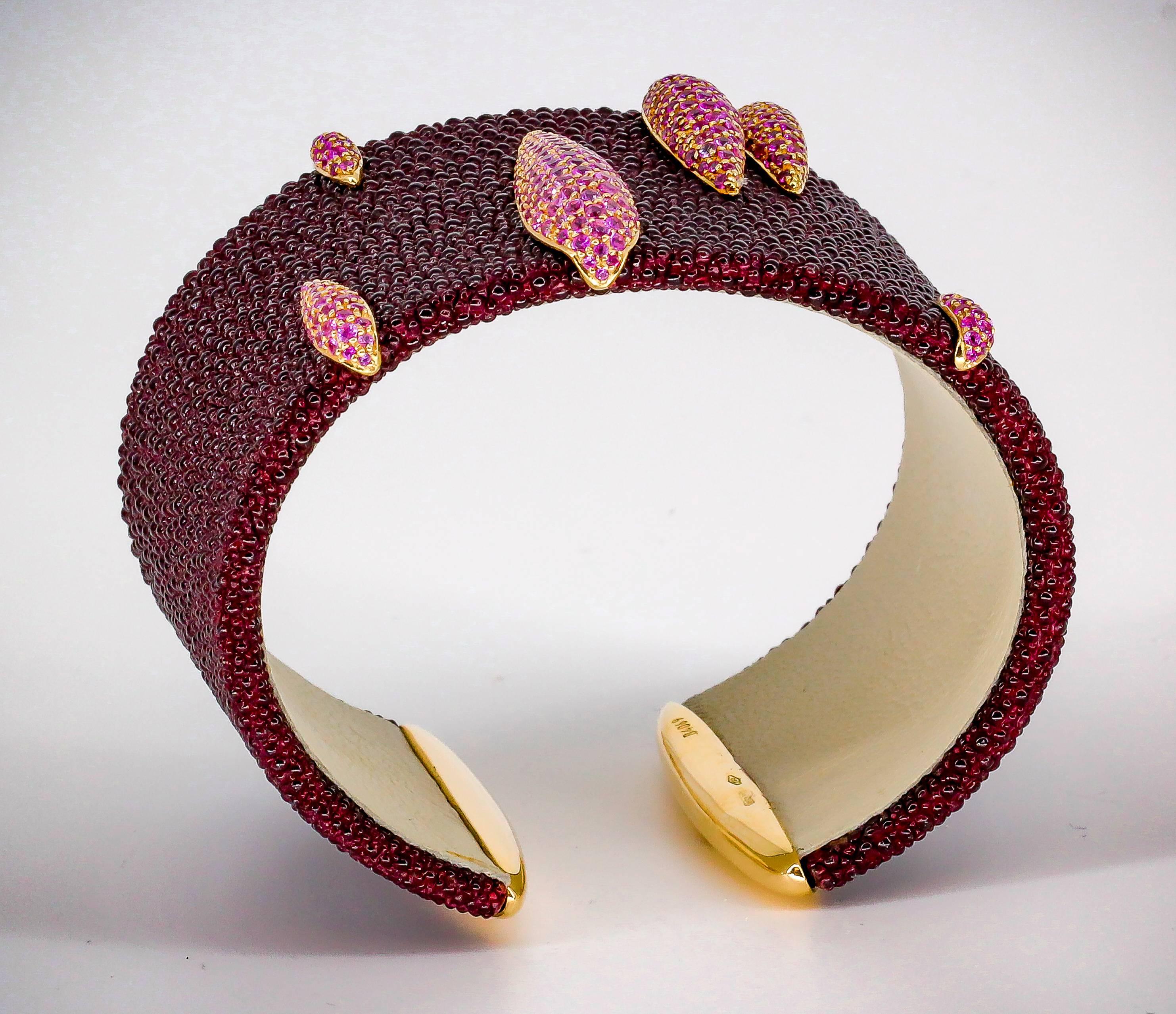 De Grisogono Pink Sapphire, Stingray and Gold Bangle Bracelet In Excellent Condition In New York, NY