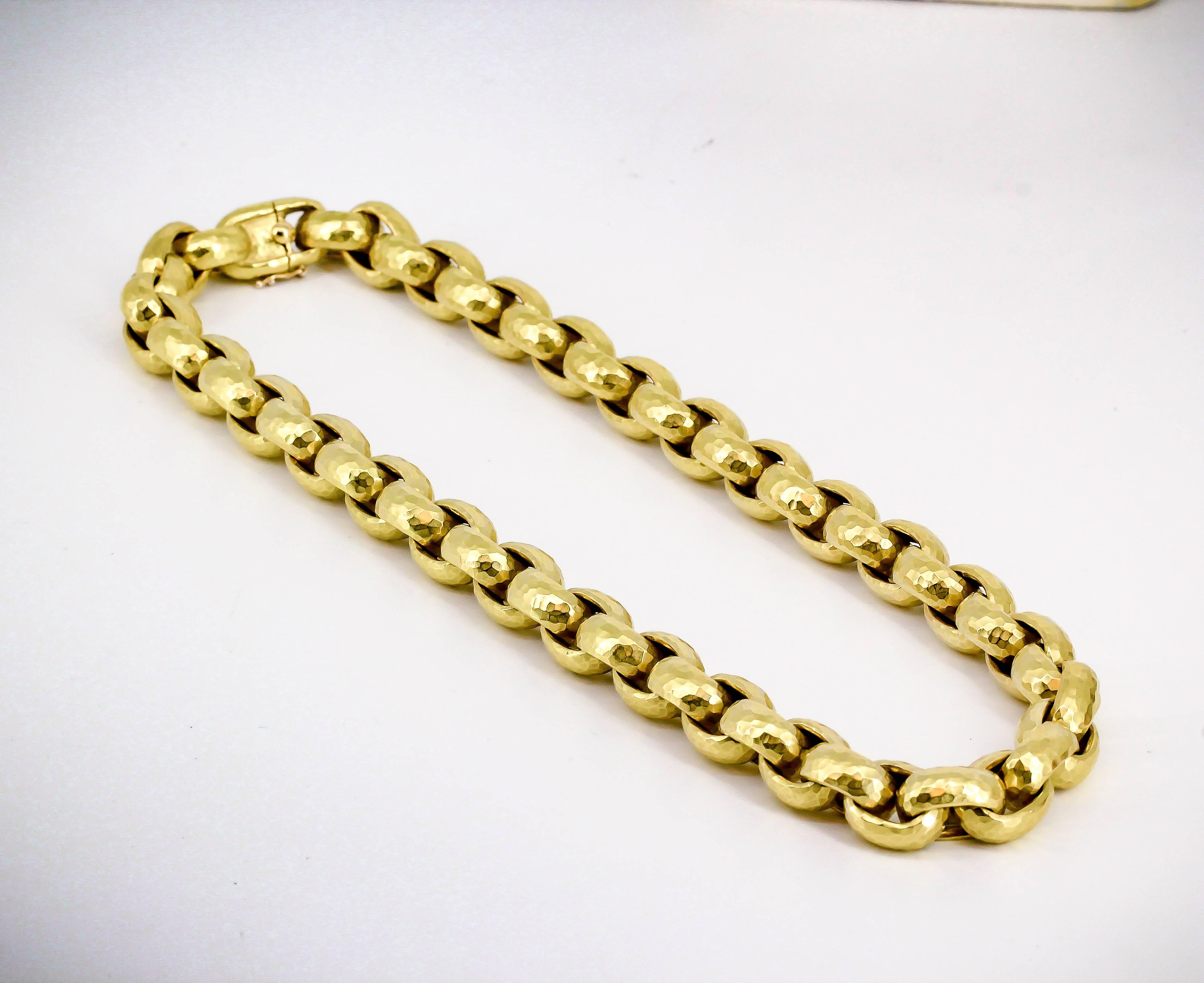 Chic 18K yellow gold hammered link necklace by Tiffany & Co. Paloma Picasso. Each link is hand-hammered throughout its outer surface to add texture and style to the necklace. 

Hallmarks: Tiffany & Co., Paloma Picasso, Italy, 1989, 750.