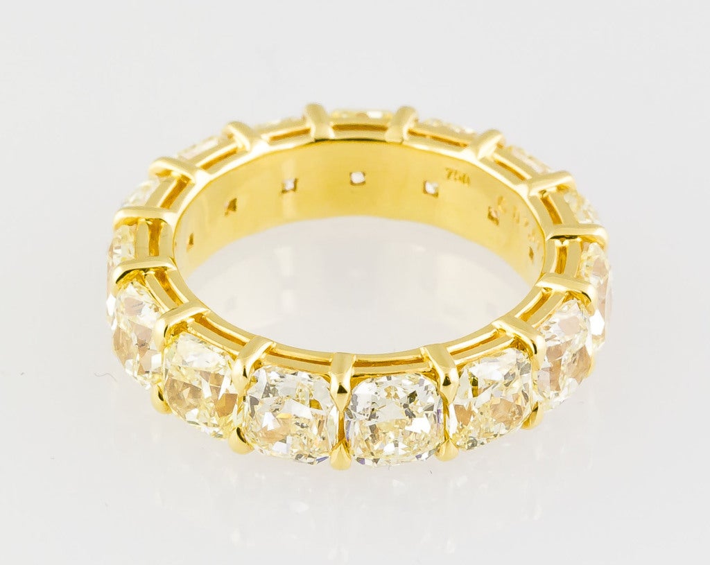 Vibrant fancy yellow diamond and 18K yellow gold band ring. Features high quality cushion-cut natural fancy yellow diamonds, VS-SI clarity range, for a total weight of approx. 8.0cts. Size 7.
Hallmarks: 750, reference numbers