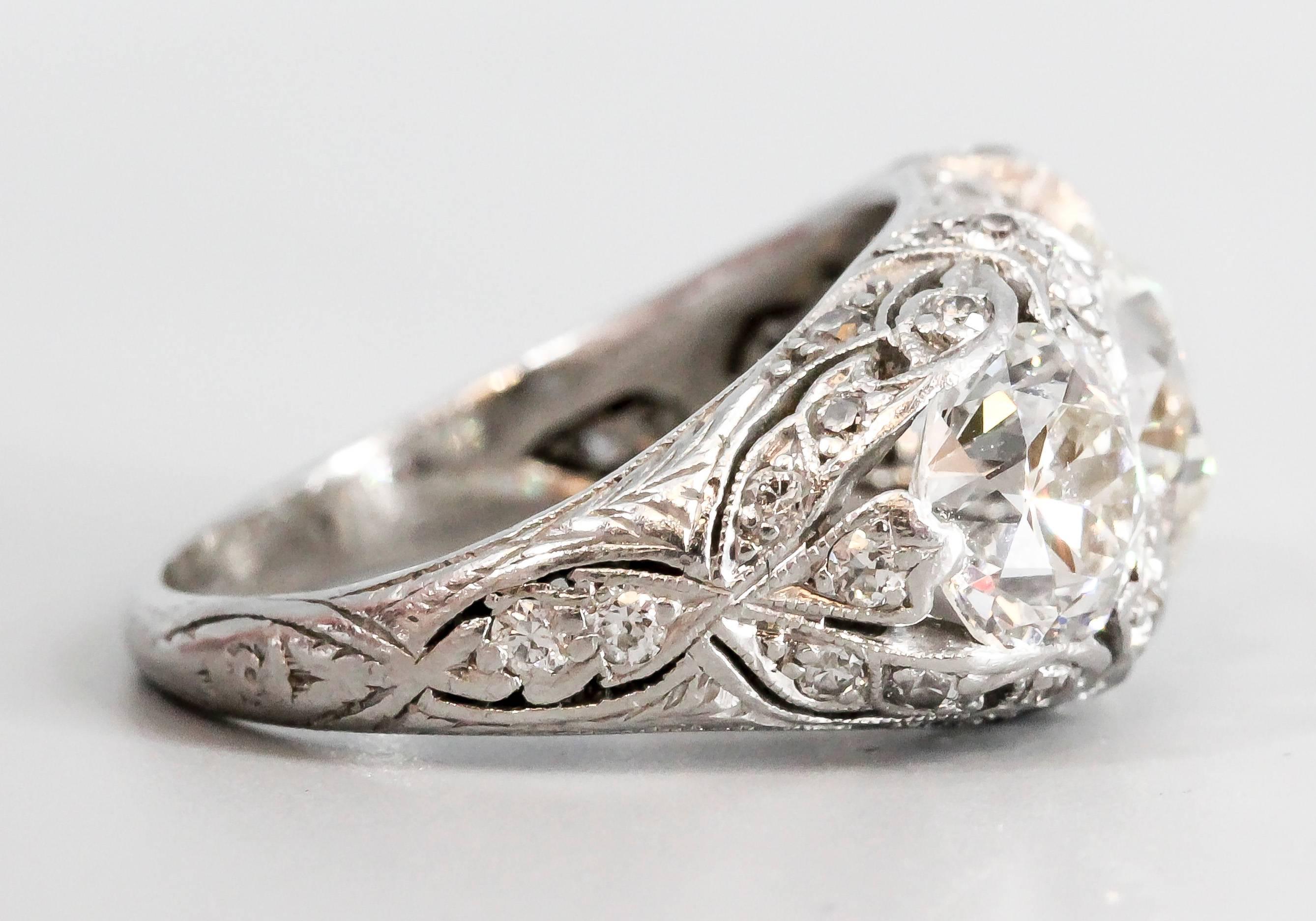 Art Deco Diamond Platinum Three-Stone Ring In Excellent Condition In New York, NY