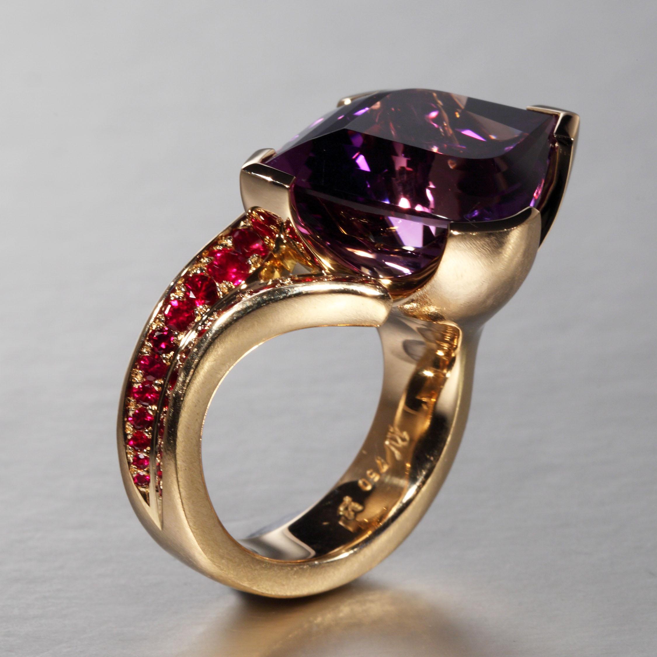 Contemporary Robert Vogelsang 20.24 Carat Amethyst Ruby Rose Gold Cocktail Ring For Sale