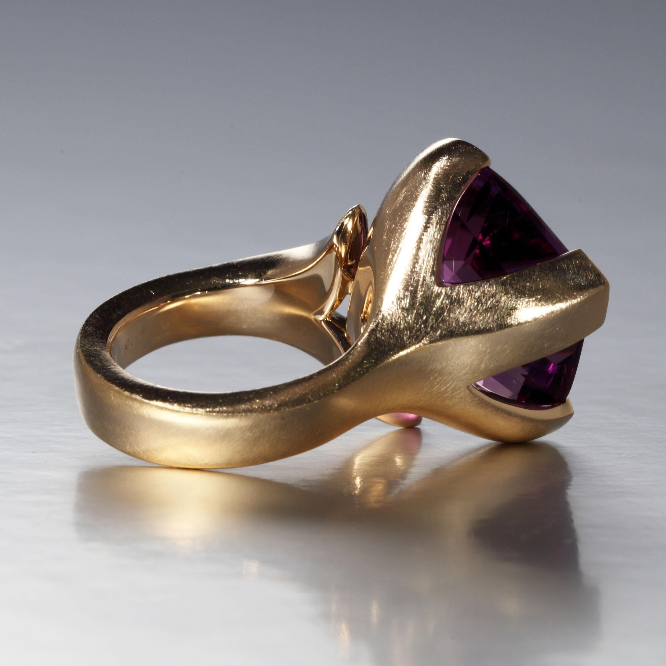 Robert Vogelsang 20.24 Carat Amethyst Ruby Rose Gold Cocktail Ring In New Condition For Sale In Zurich, CH