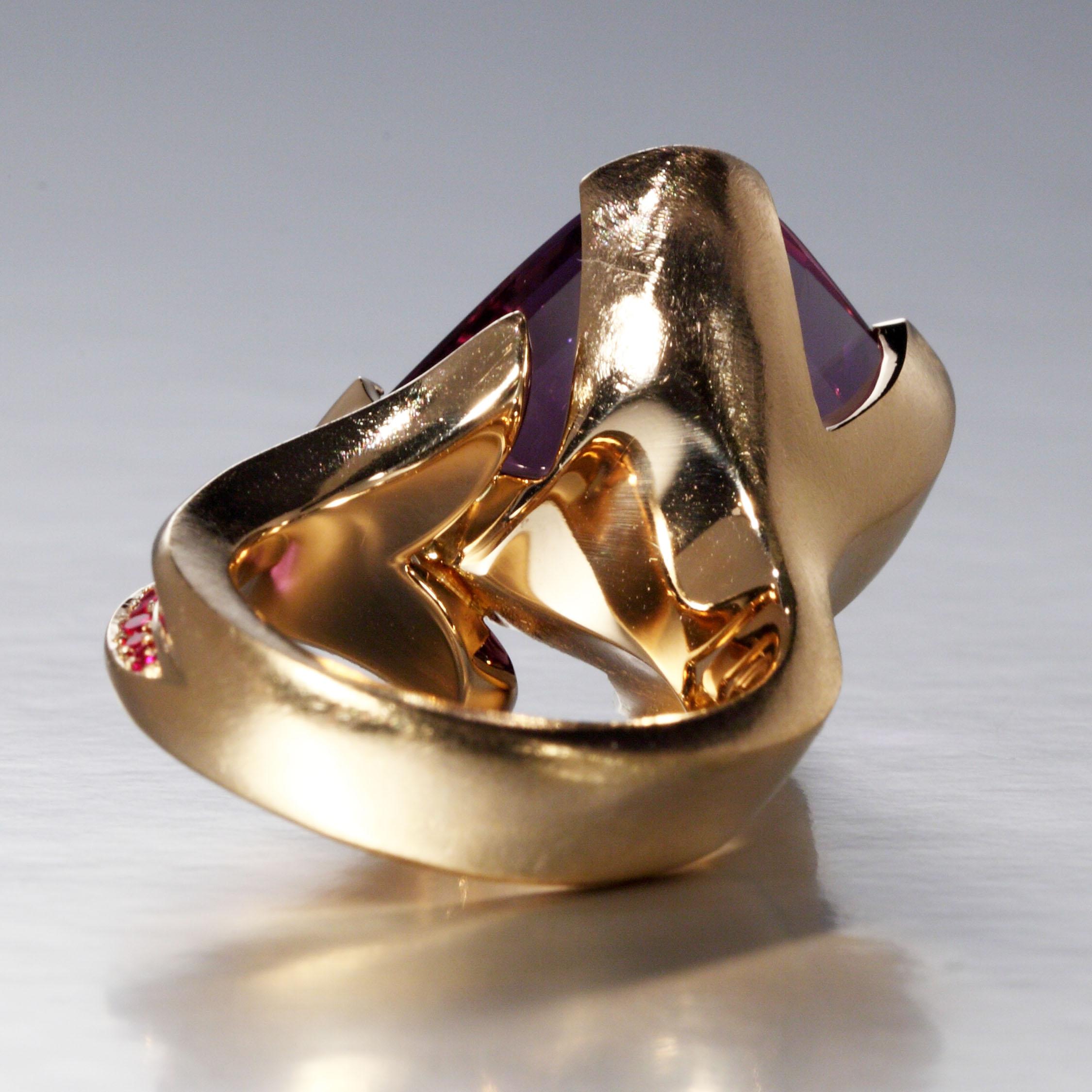 Women's or Men's Robert Vogelsang 20.24 Carat Amethyst Ruby Rose Gold Cocktail Ring For Sale