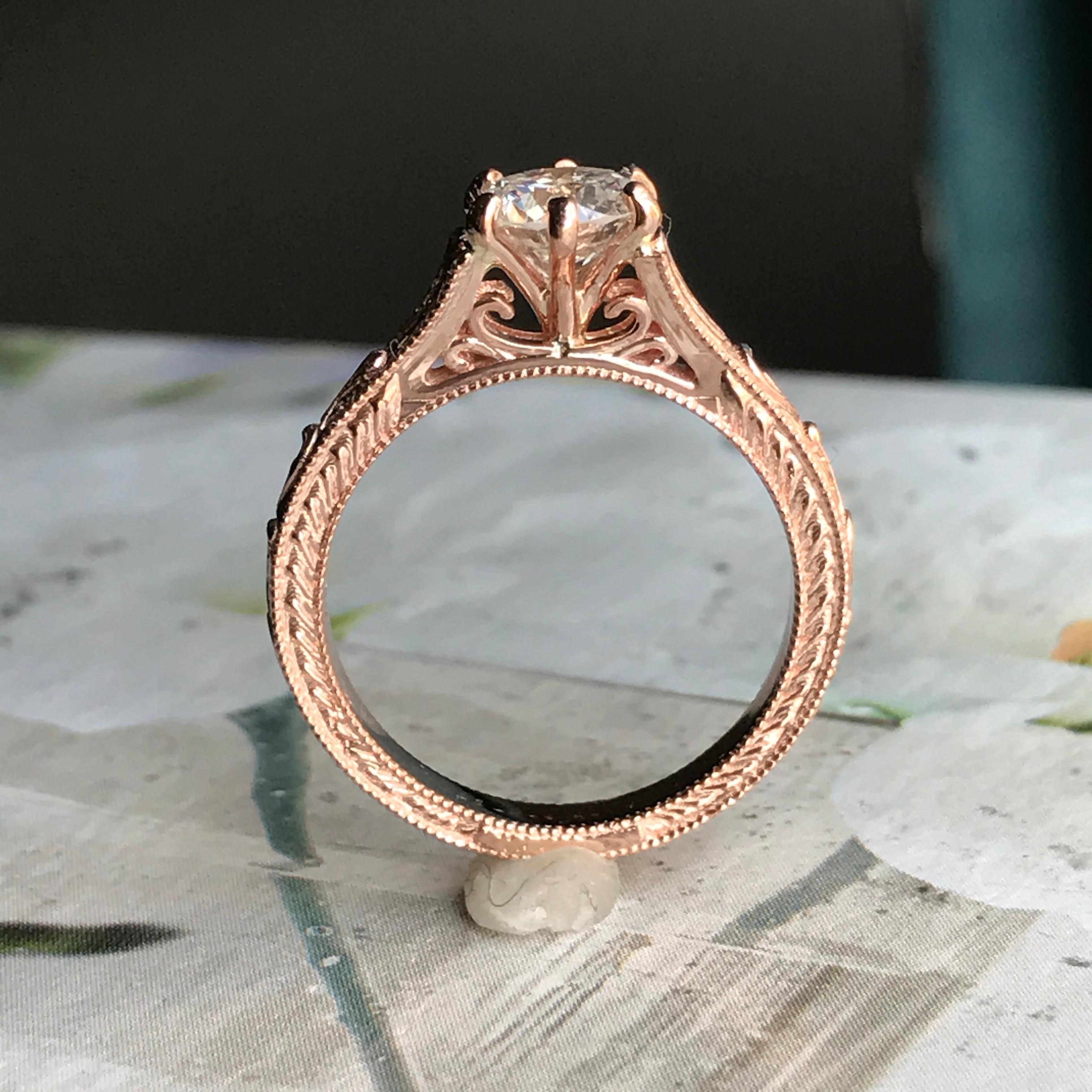 Ungefähr 0,85 Karat, runder Diamant Rose Gold Handgravur, Ben Rose (Moderne) im Angebot