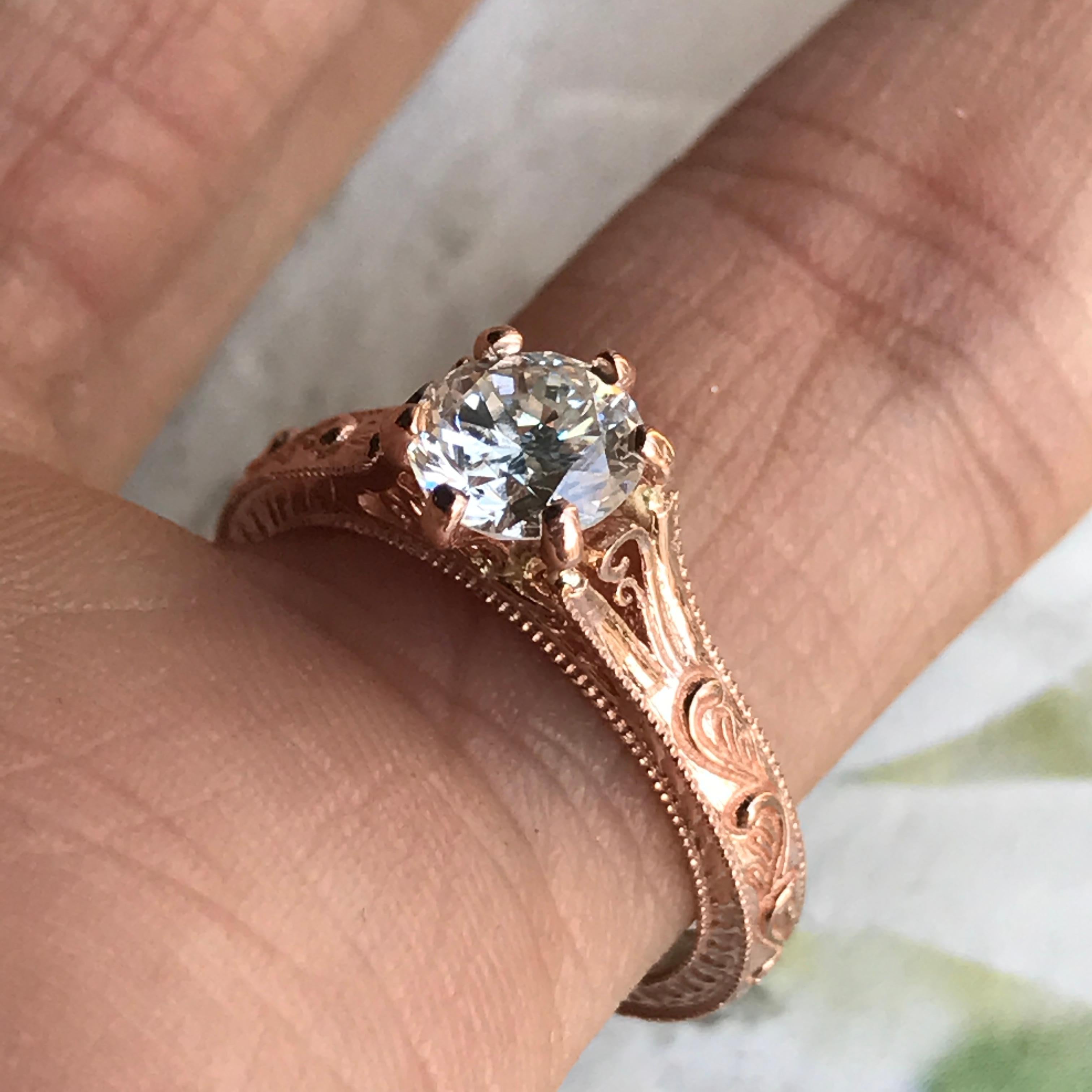 Ungefähr 0,85 Karat, runder Diamant Rose Gold Handgravur, Ben Rose im Zustand „Neu“ im Angebot in West Hollywood, CA