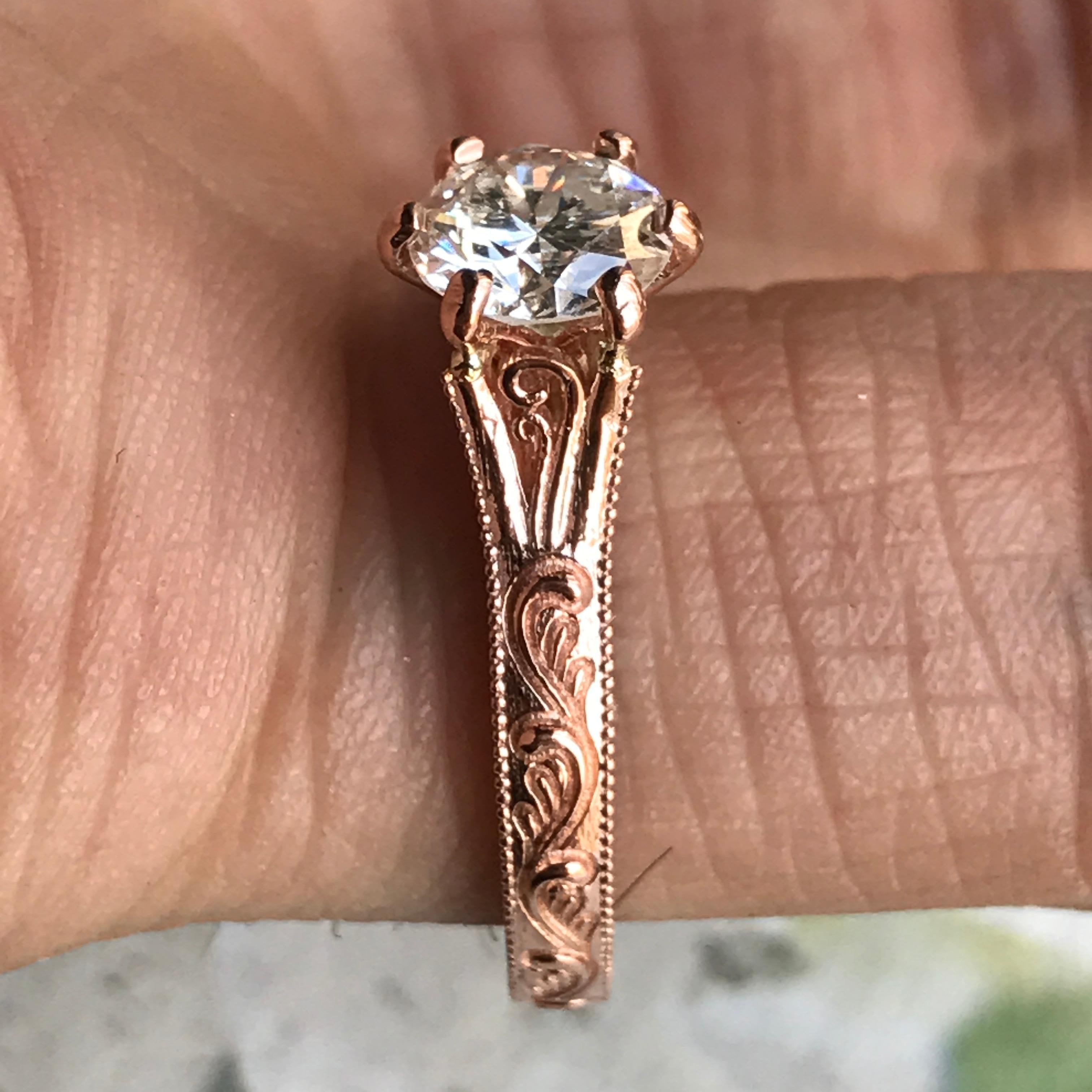 Ungefähr 0,85 Karat, runder Diamant Rose Gold Handgravur, Ben Rose Damen im Angebot