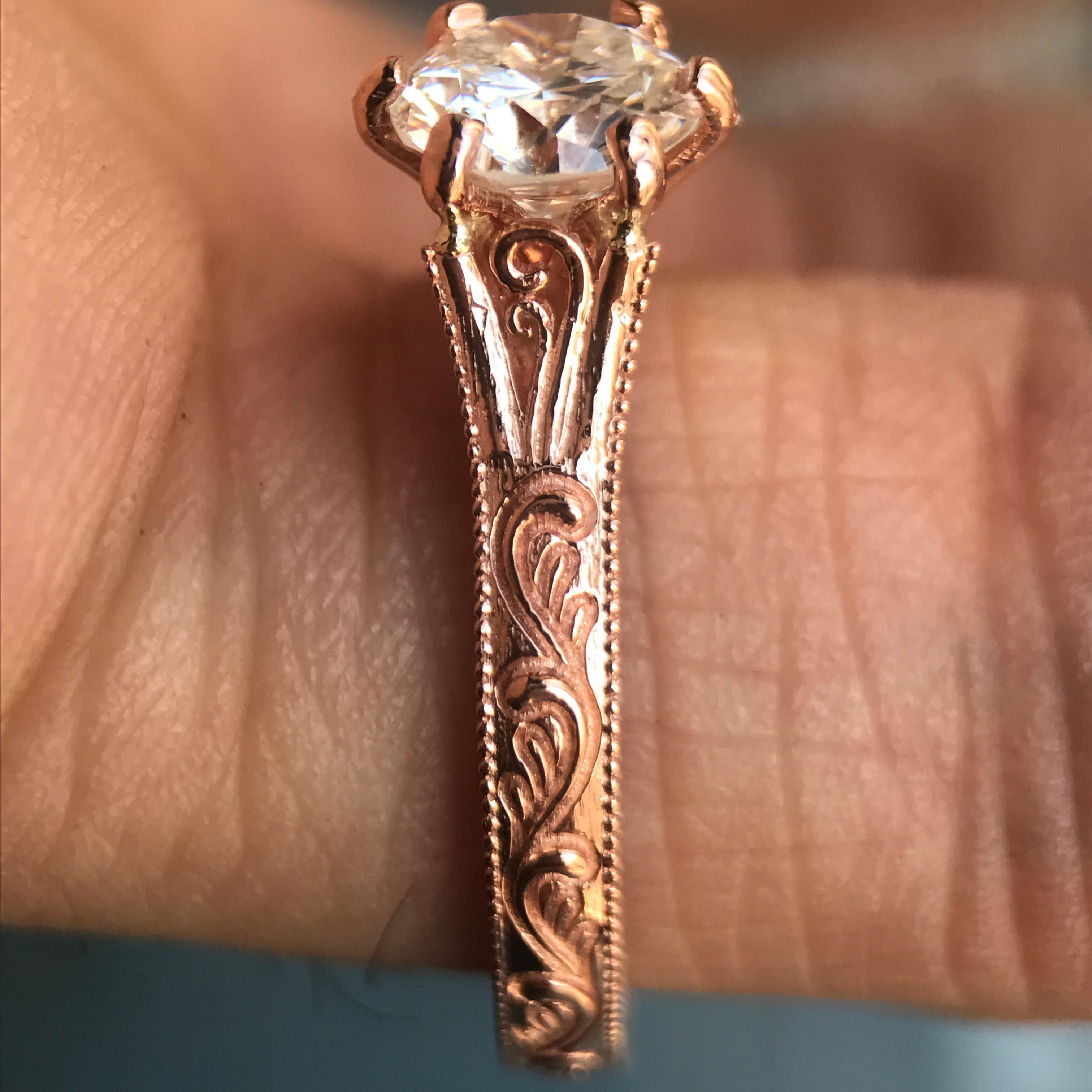 Ungefähr 0,85 Karat, runder Diamant Rose Gold Handgravur, Ben Rose im Angebot 1