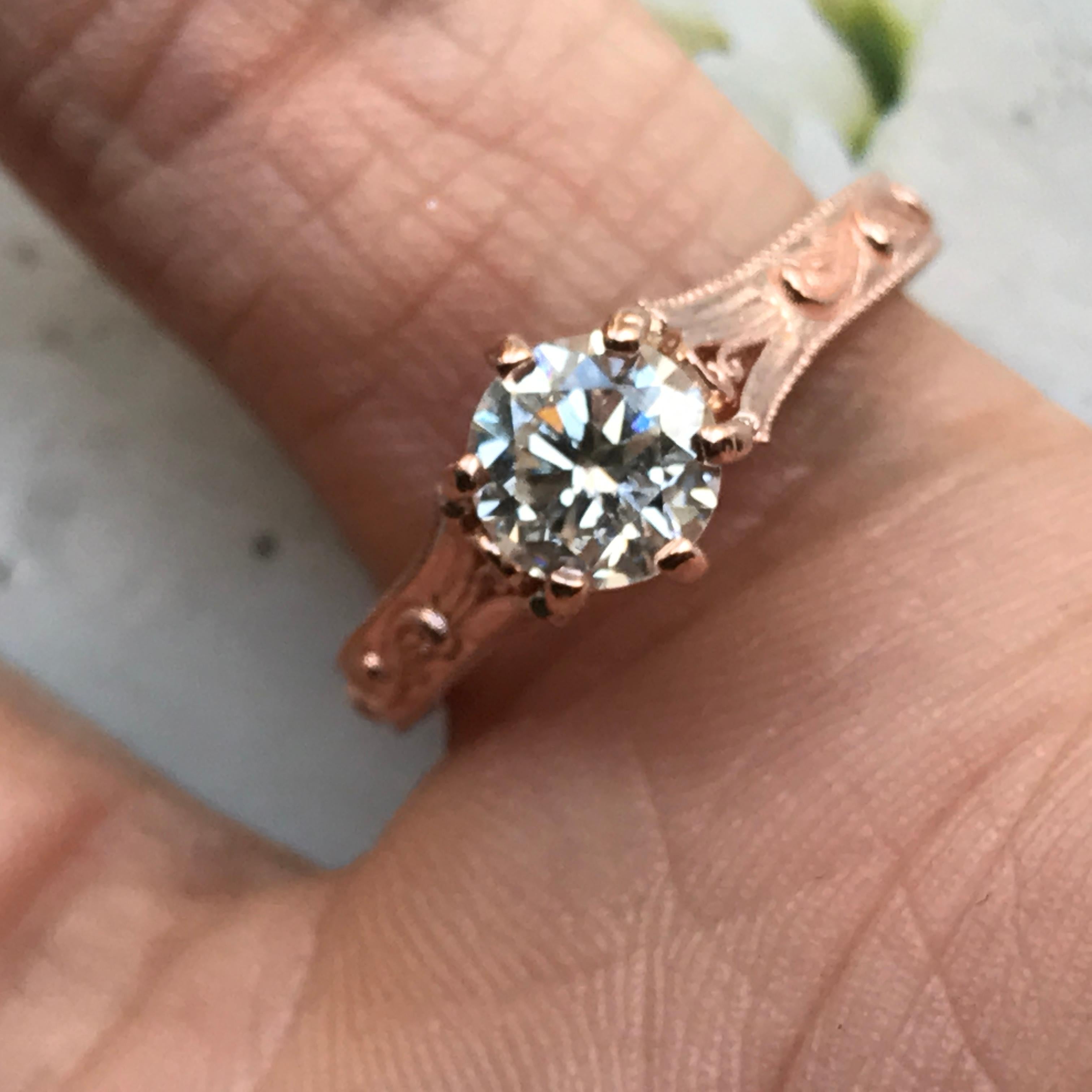 Ungefähr 0,85 Karat, runder Diamant Rose Gold Handgravur, Ben Rose (Rundschliff) im Angebot
