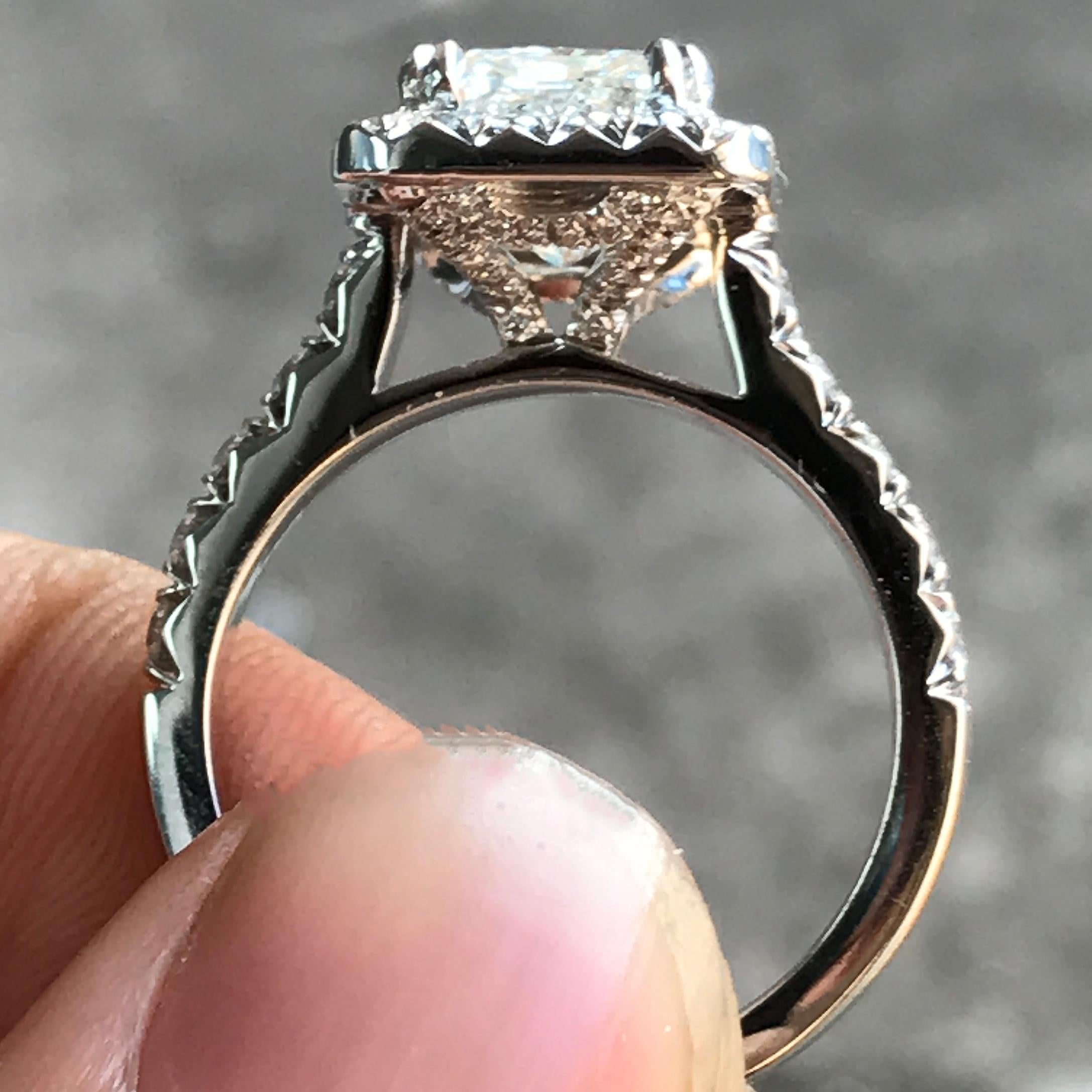 4,0 Quilates Aproximados, Anillo de Compromiso de Diamantes Halo Radiante Personalizado, Ben Dannie Corte radiante en venta