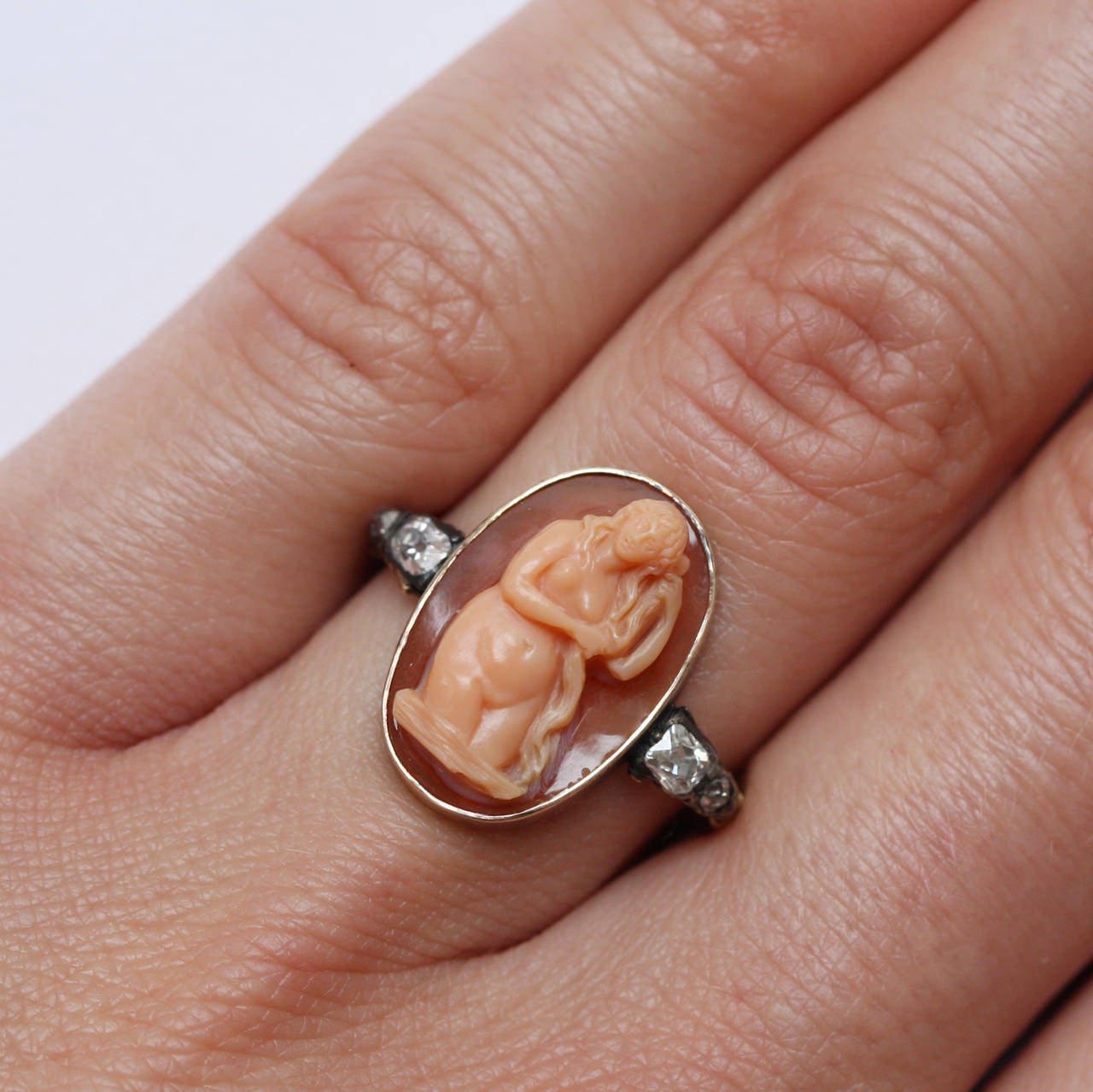 Agate Cameo Diamond Gold Ring of Venus Anadyomene In Excellent Condition In Amsterdam, NL