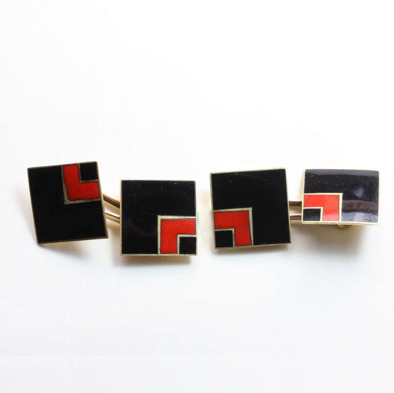 A pair of 18 carat gold cufflinks decorated with black and red enamel, France, circa 1925.

weight: 6.7 grams
diameter: 1.2 cm.