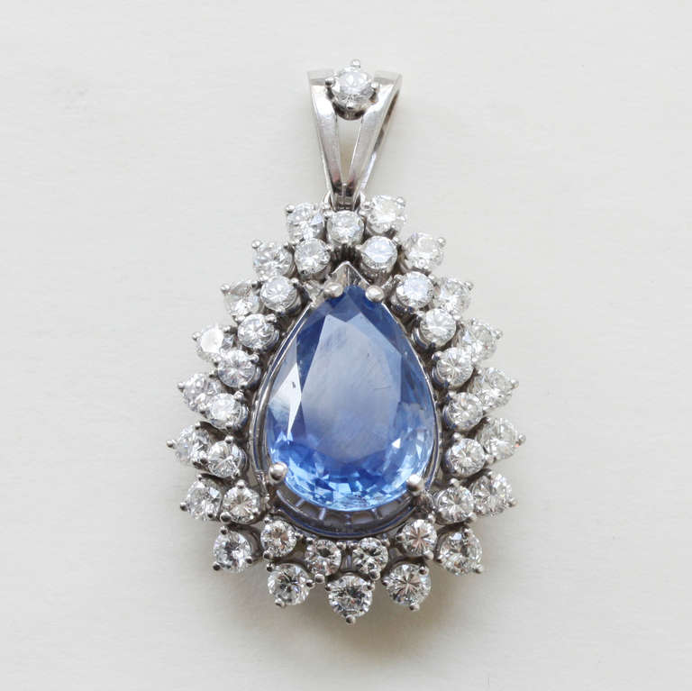 10 Carat Unheated Natural Ceylon Sapphire and Diamond Pendant In Excellent Condition In Amsterdam, NL