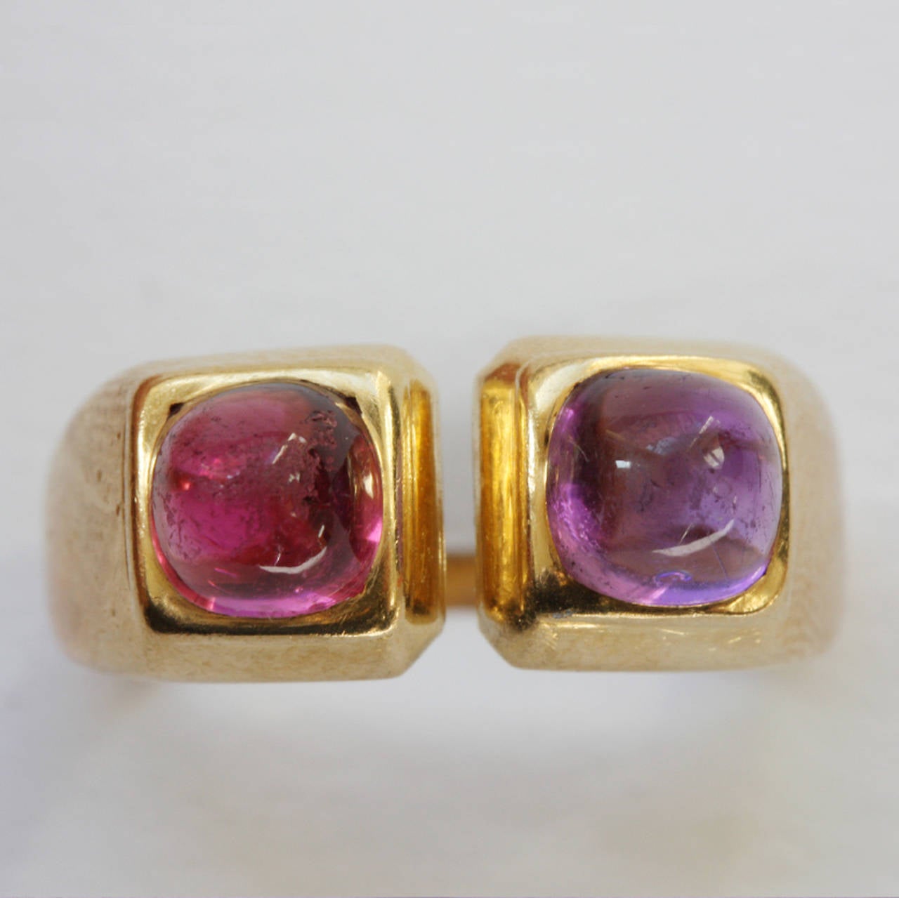 An 18 carat gold toi et moi ring, set with a cabochon cut amethyst and tourmaline, signed: Bulgari, circa 1970.

Weight: 10.5 gram
Ring size: 17 mm. 6 ½ US.