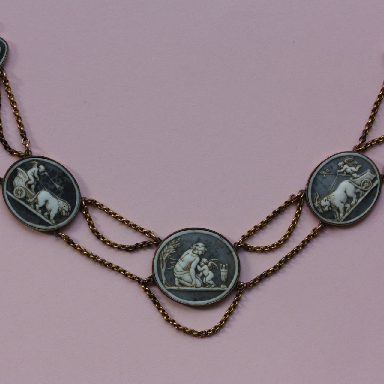 Delicate Shell Cameo Gold Necklace In Good Condition In Amsterdam, NL