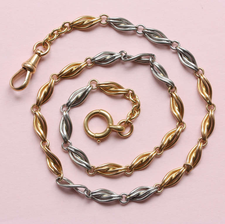A chain with 18 carat gold and platinum links, France, circa 1900.

weight: 23.8 grams
length: 35 cm.