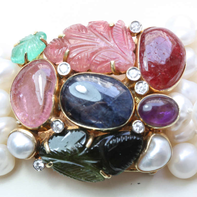 Colorful Gemset Gold Clasp with 6 Strings of Pearls In Excellent Condition In Amsterdam, NL