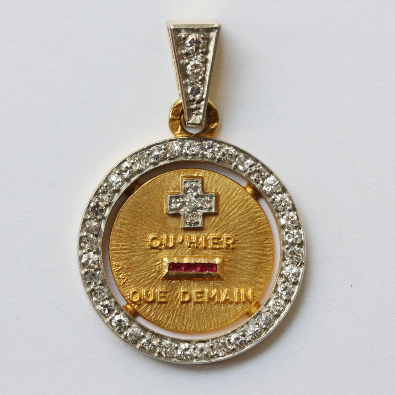 An 18 carat gold pendant  with the text 