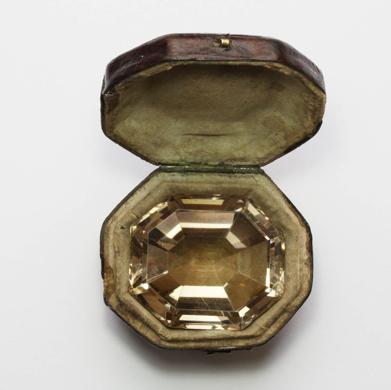A large octagonally cut citrine (with small chip) in its original leather box, 18th century.

weight: 35.6 grams
dimensions stone: 3.8 x 3.4 x 2 cm.