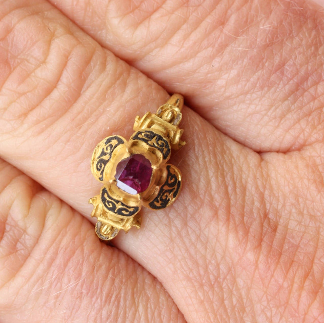 16th Century Ruby Gold Quatrefoil Renaissance Ring In Excellent Condition In Amsterdam, NL