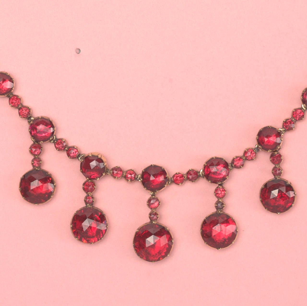 Garnet Gold Drop Necklace In Excellent Condition In Amsterdam, NL