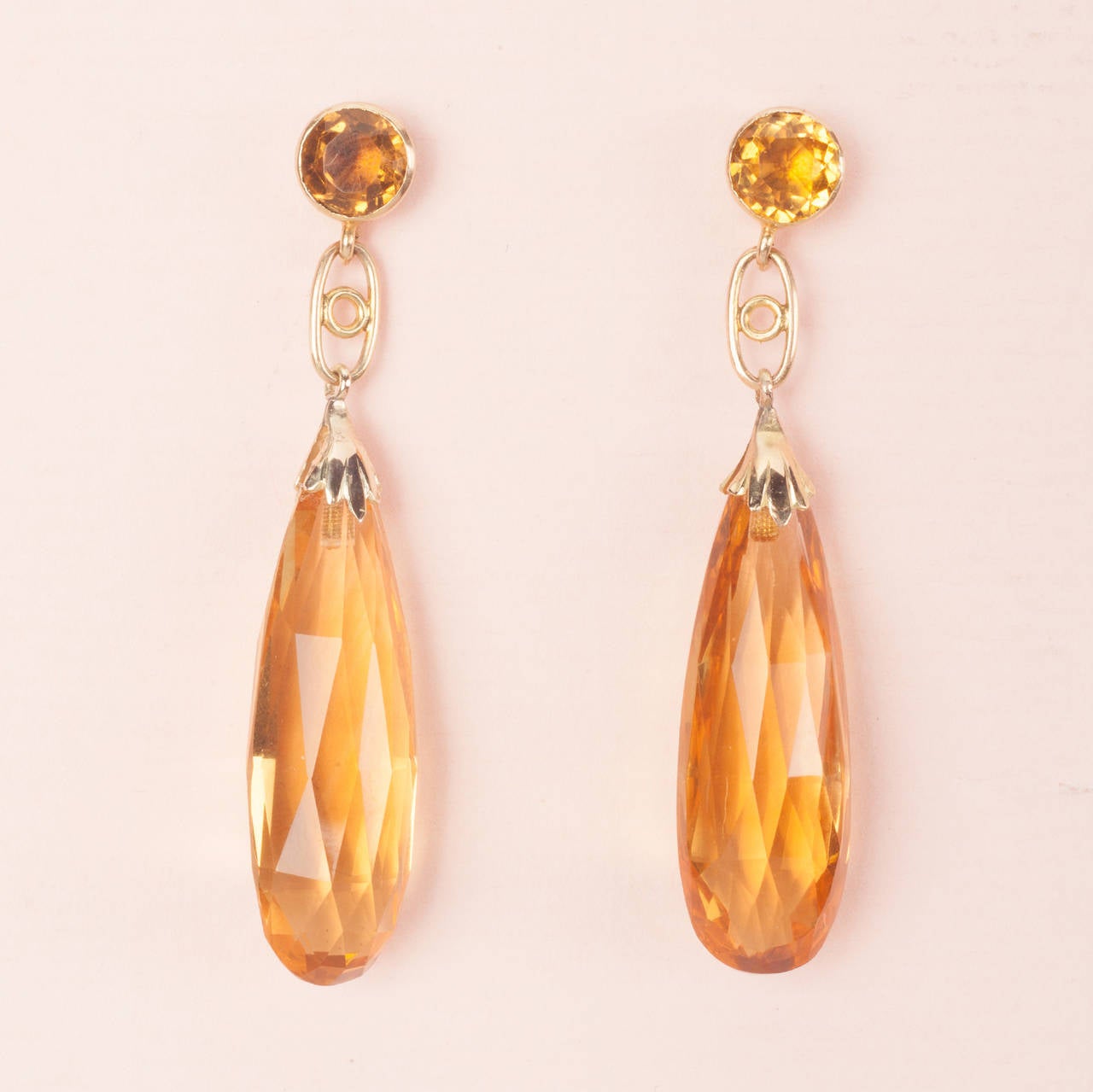 A pair of 15 carat gold and citrine earrings, with on the ear a brilliant cut citrine and long briolette cut citrines below.

England, circa 1910.

weight: 9.8 grams
dimensions: 5.4 x 1 cm.