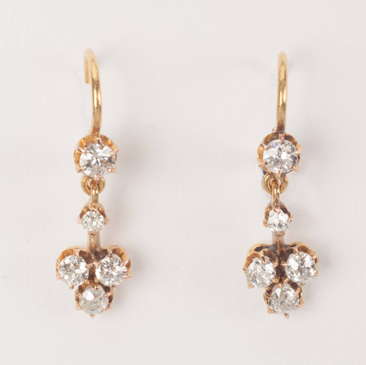 A pair of 18 carat gold earrings set with old cut diamonds (app. 1 carat in total), in the shape of berries, 19th century.

weight: 2.8 grams
dimensions: 2.5 x 0.7 cm.