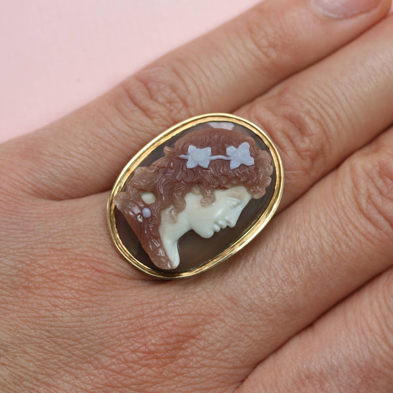 Agate Cameo Gold Ring of Flora In Excellent Condition In Amsterdam, NL