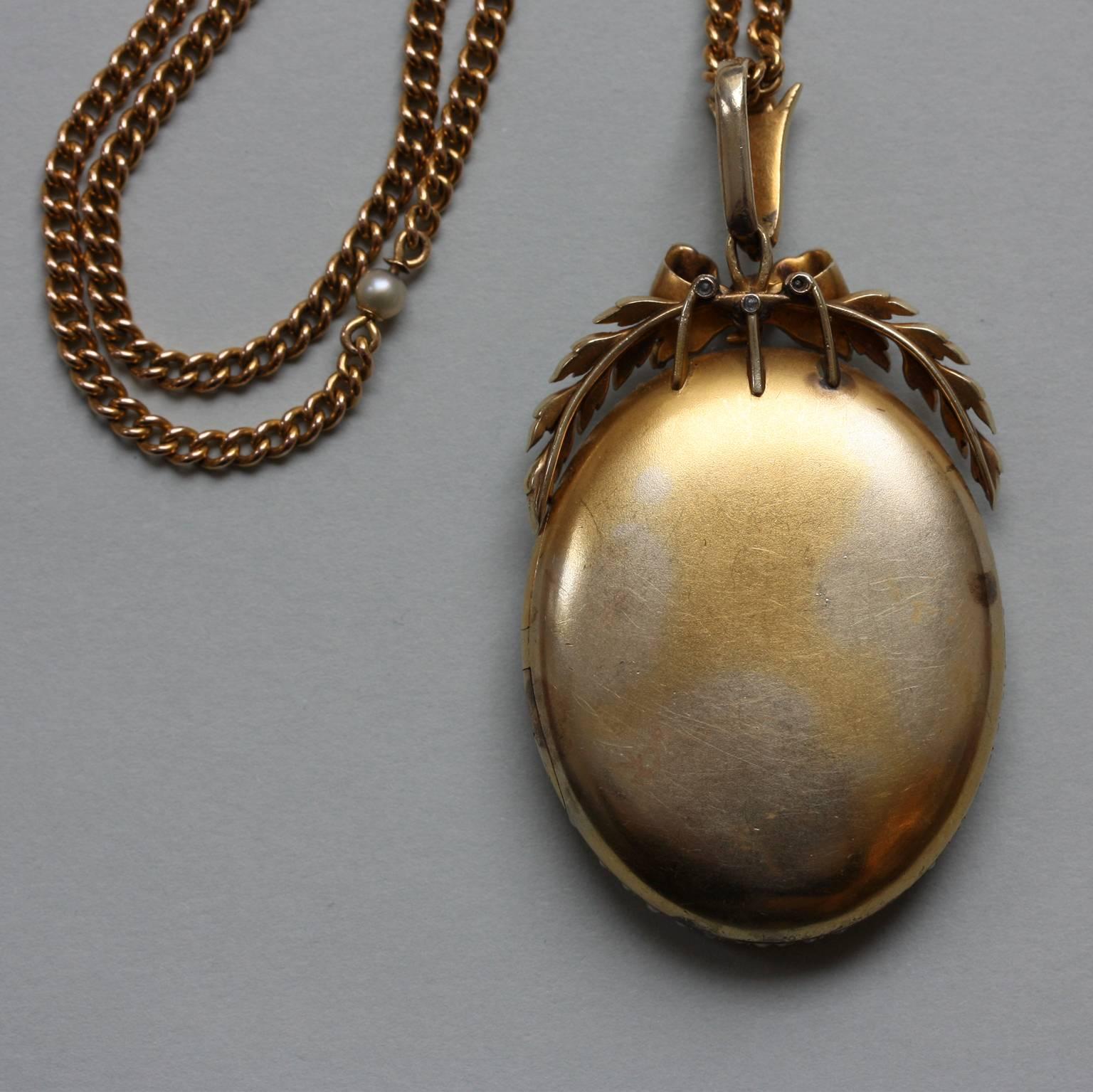 Large pearl rose cut diamond Gold locket In Excellent Condition In Amsterdam, NL