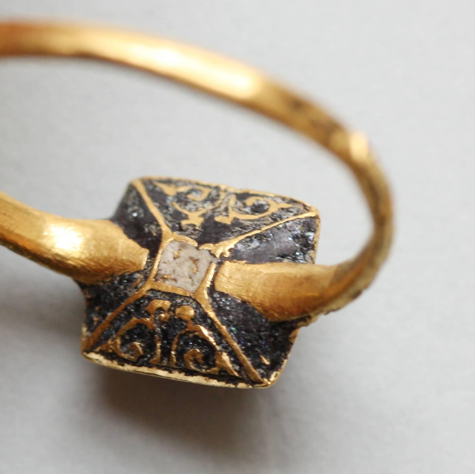 Gold and Amethyst Renaissance Ring In Excellent Condition In Amsterdam, NL
