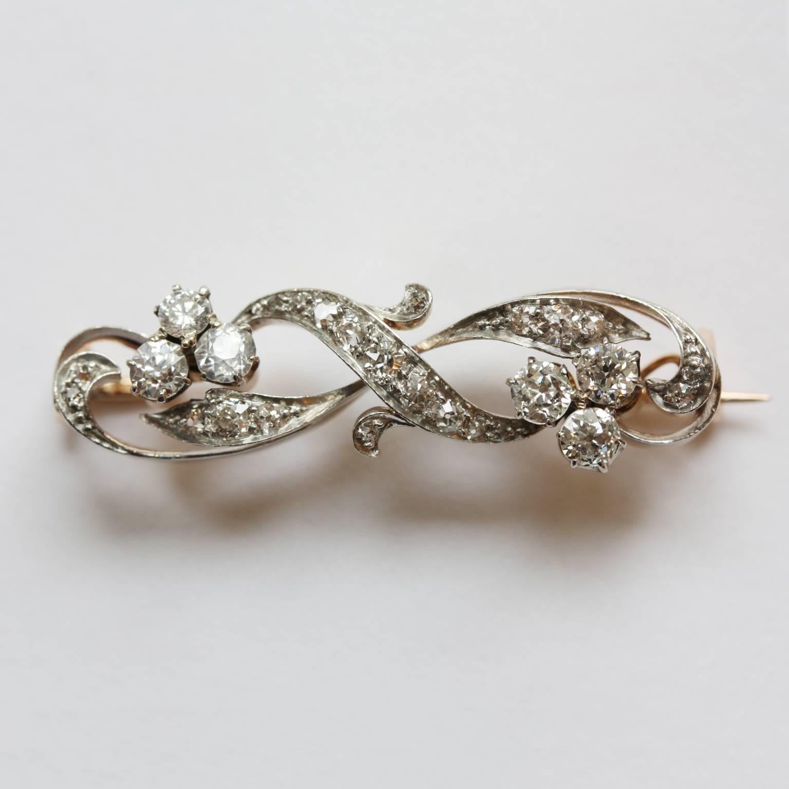 A 14 carat rosé and white gold brooch set with old cut diamonds in the shape of berries and leaves (app. 1.16 carats), circa 1910, Dutch.

weight: 6.6 grams
dimensions: 3.5 x 1 cm.