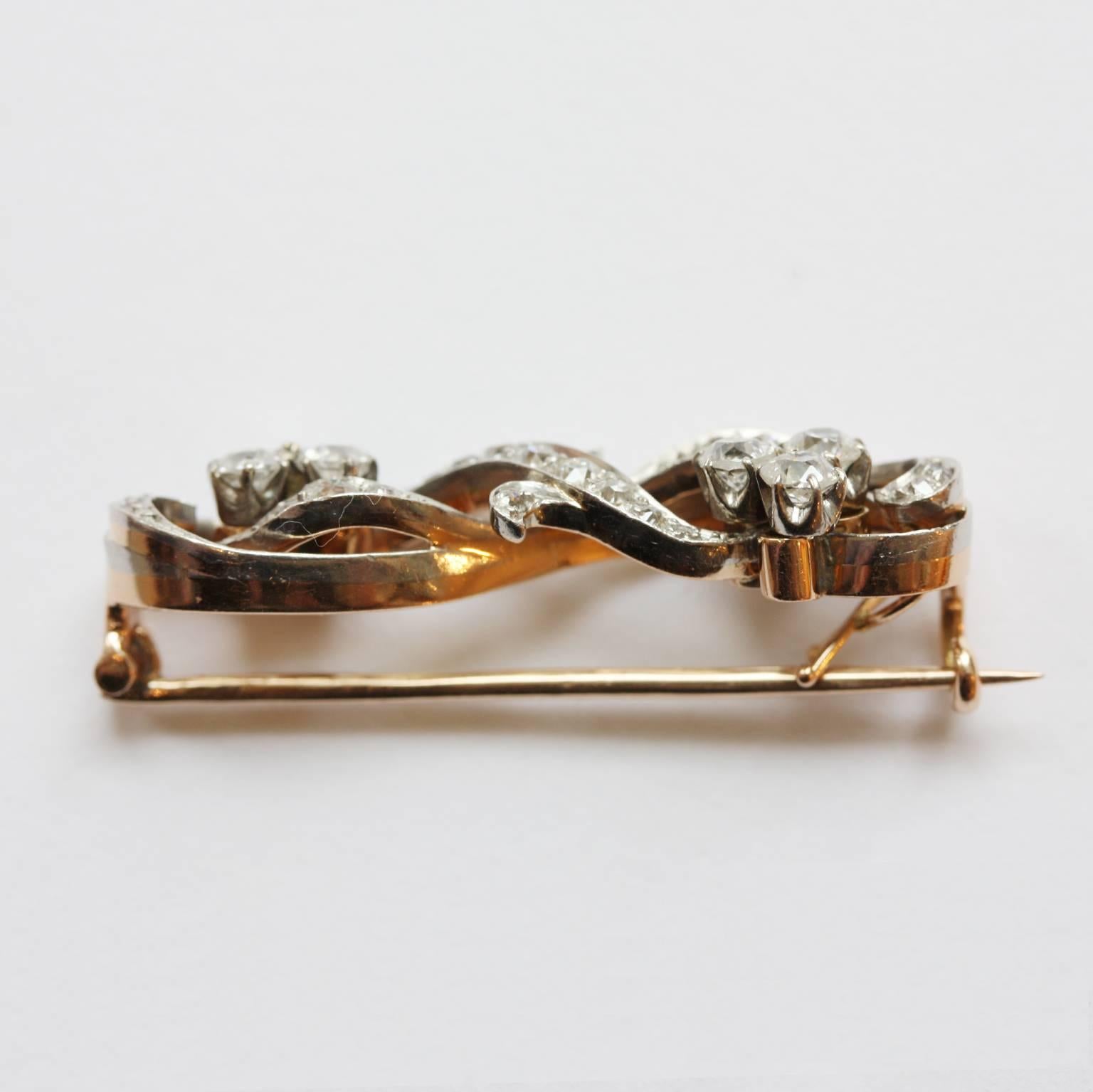 Diamond Two Color Gold Berries and Leaves Brooch In Excellent Condition In Amsterdam, NL