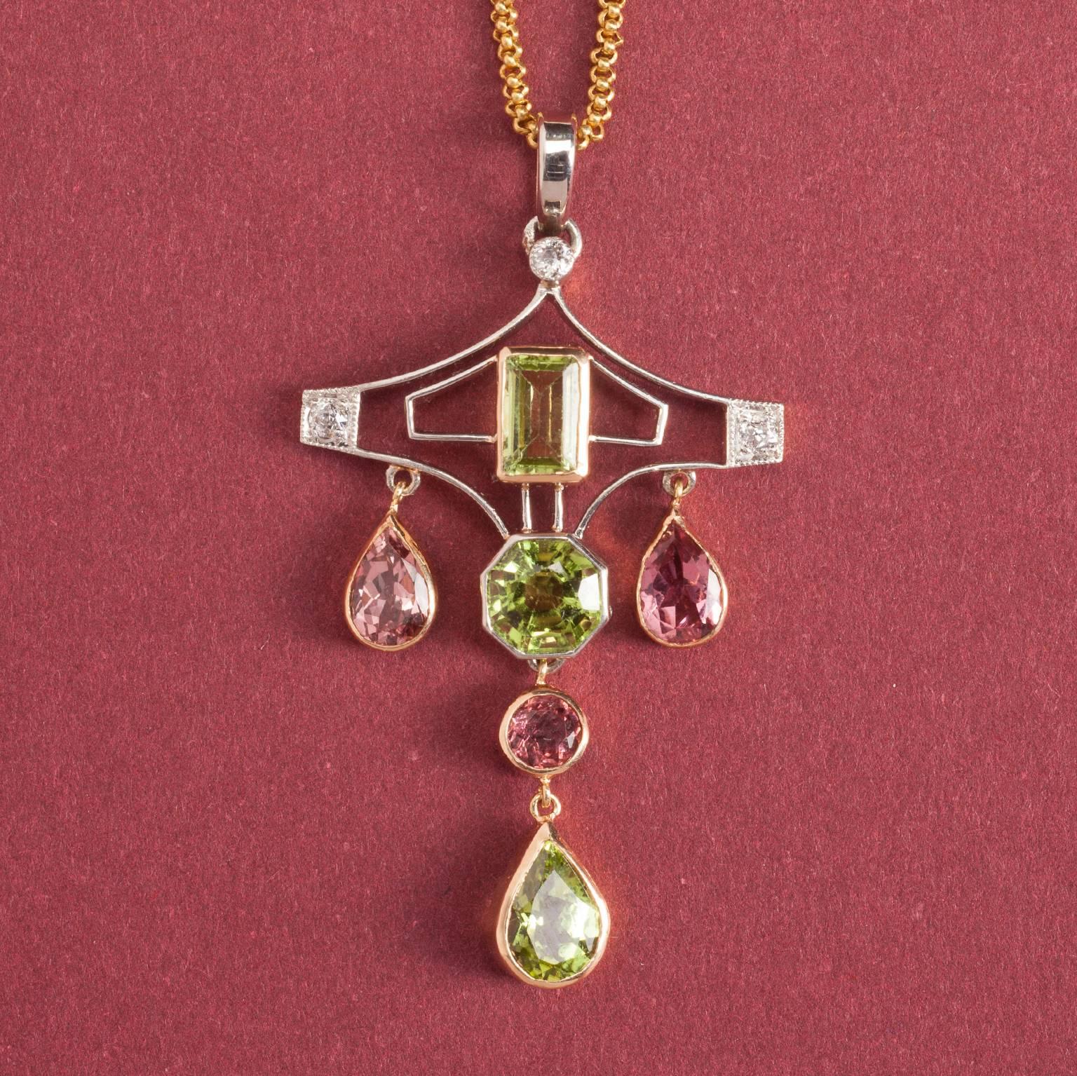 Art Déco-Anhänger aus 18 Karat Gold, besetzt mit sechs kleinen Diamanten, zwei birnenförmigen rosa Turmalinen, einer Birne, einem achteckigen und einem rechteckigen Peridot, an einer Kette aus 18 Karat Weißgold, um 1920er Jahre.

gewicht: 4,2
