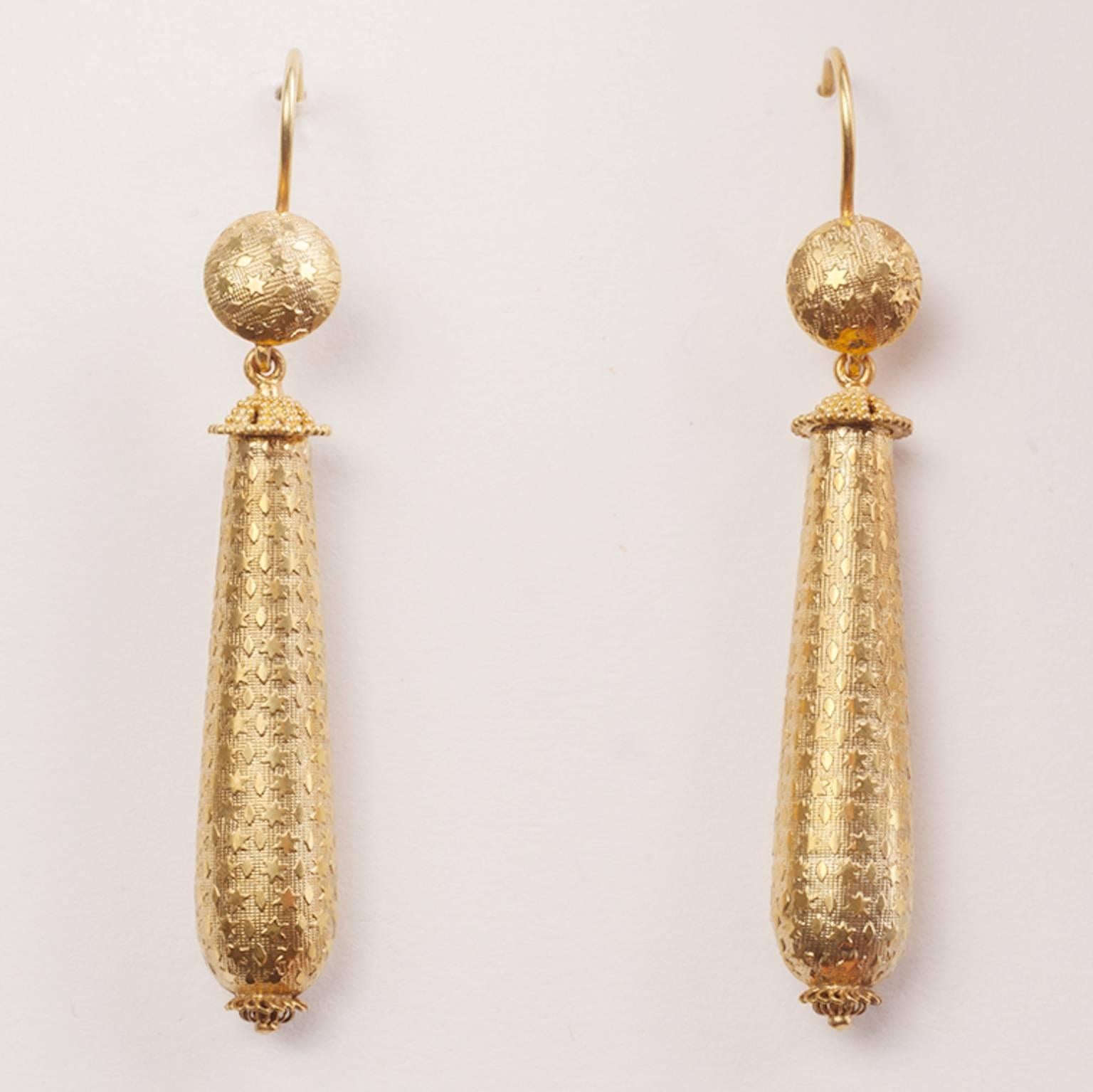 A pair of 15 carat gold drop earrings decorated with small stars and kites, England, 19th century.

weight: 6 grams
dimensions: 6.4 x 0.9 cm.