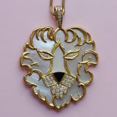 Leo  Mother-of-Pearl Onyx Diamond Gold Pendant