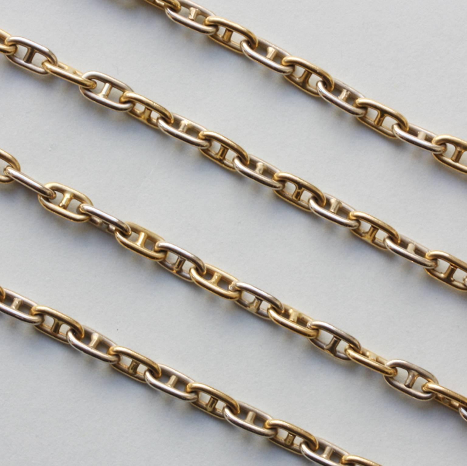 A two tone colors 18 carat gold long chain signed by: Aldebert, Paris, circa 1970.

weight: 29.2 grams 
length: 83 cm