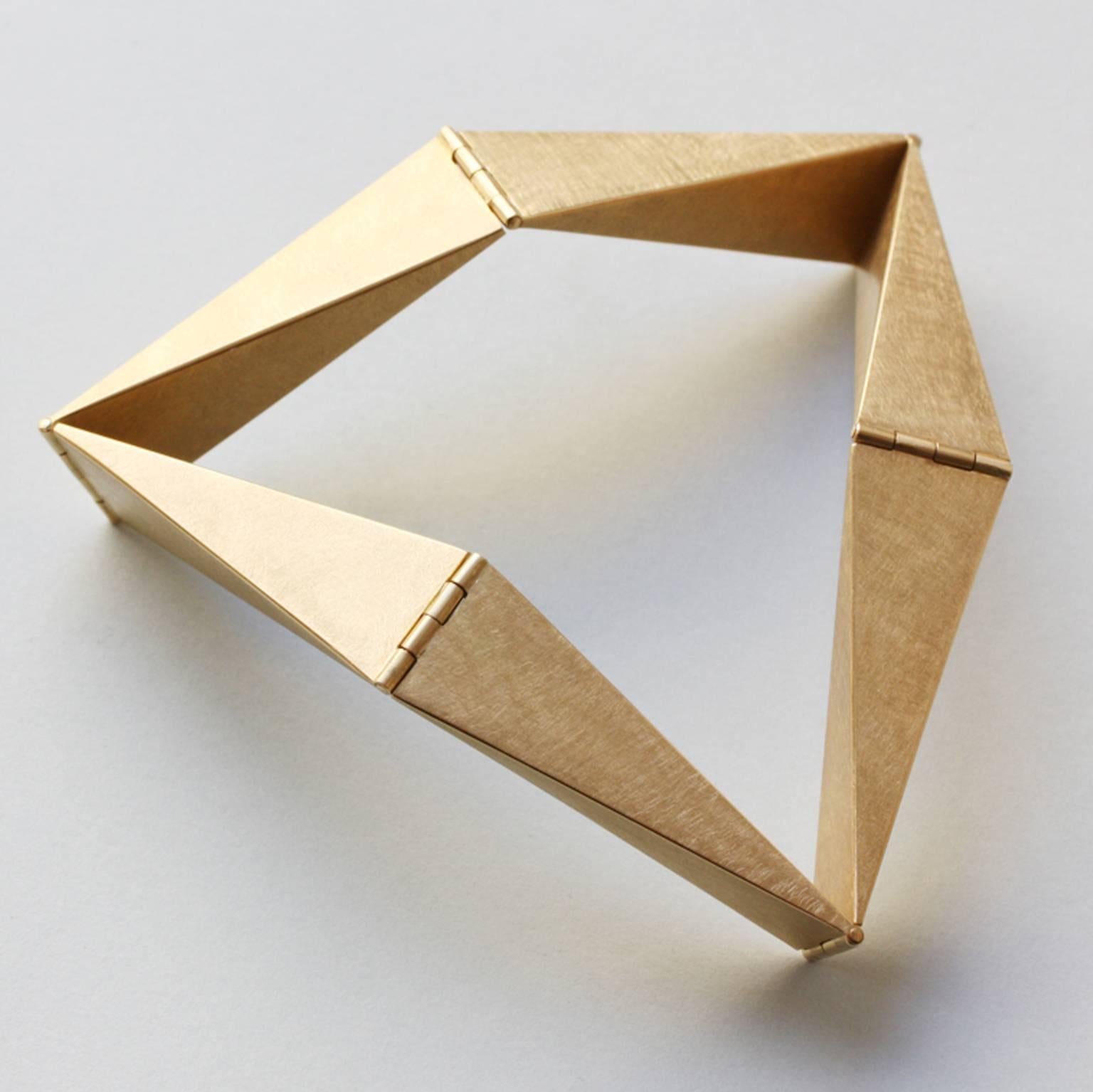 A geometrical 18 carat gold bracelet by Anne Roose Regenboog.

weight: 60 grams
size: very small