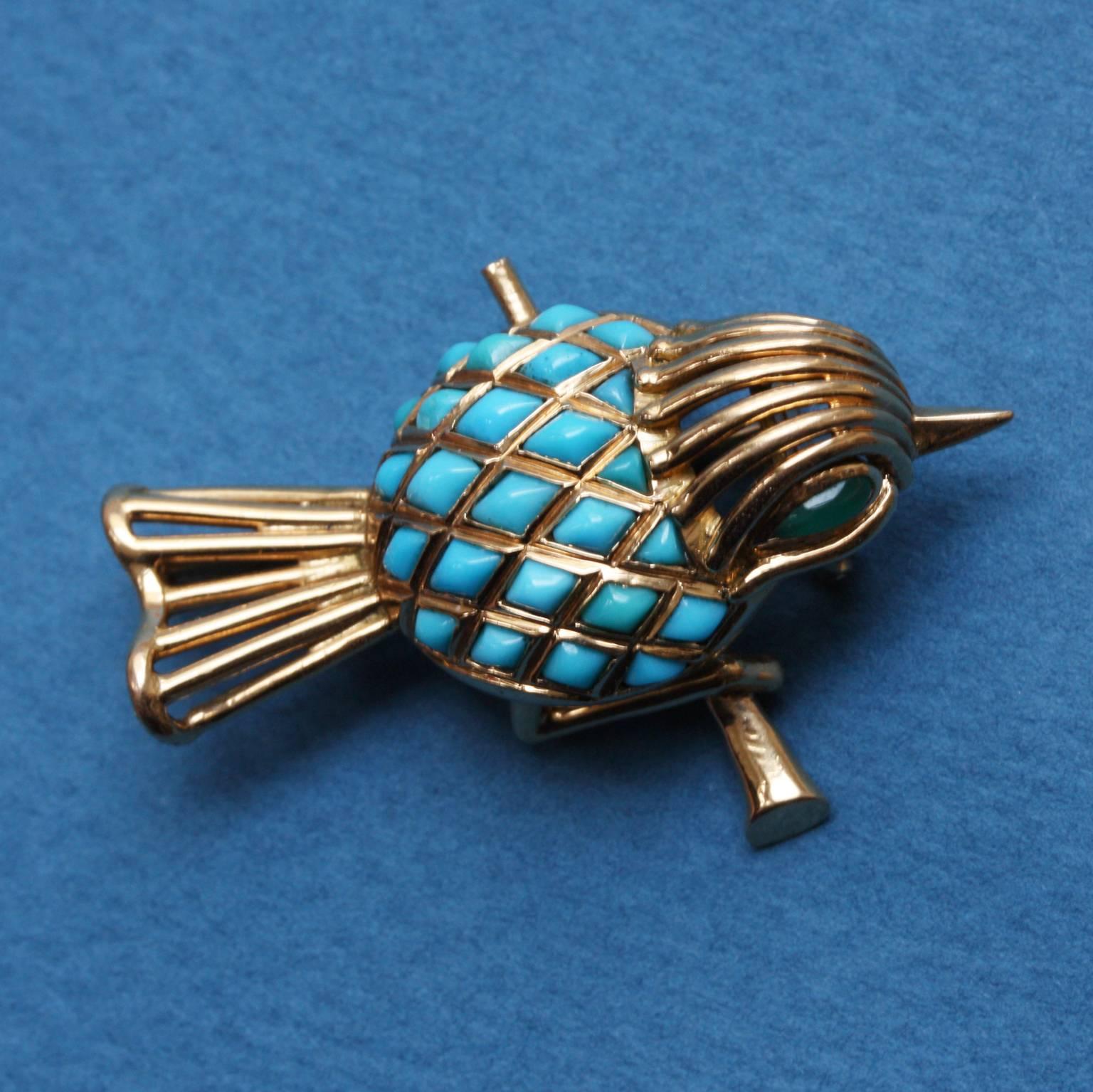 An 18 carat gold brooch in the shape of a bird with a turquoise body and a green agate eye, signed an numbered: Mauboussin, Paris, 3066, circa 1965.

weight: 9.2 grams
dimensions: 3.7 x 2.7 cm.