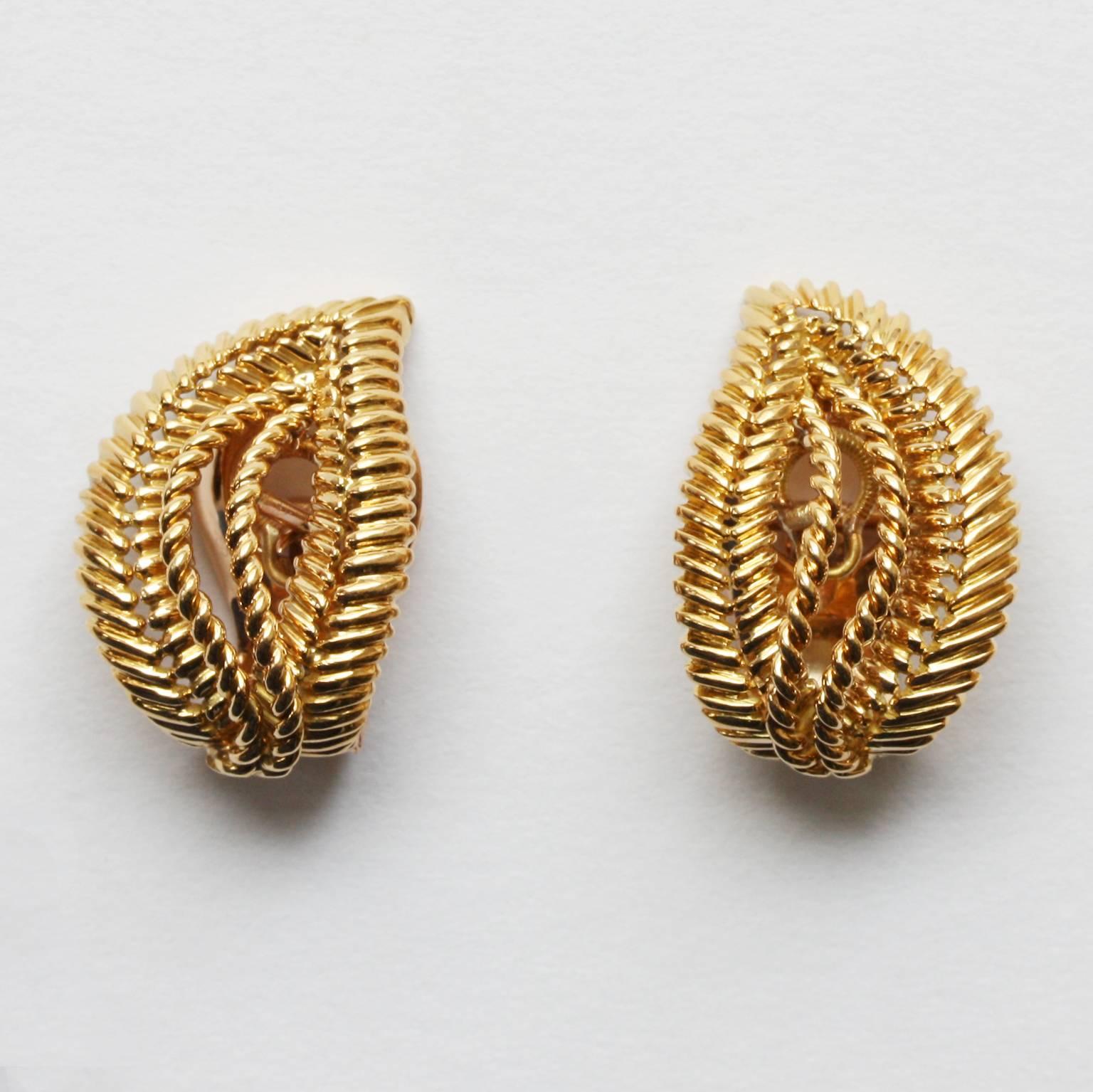 1950s Van Cleef & Arpels Gold Leaf Motif Earclips  In Excellent Condition In Amsterdam, NL