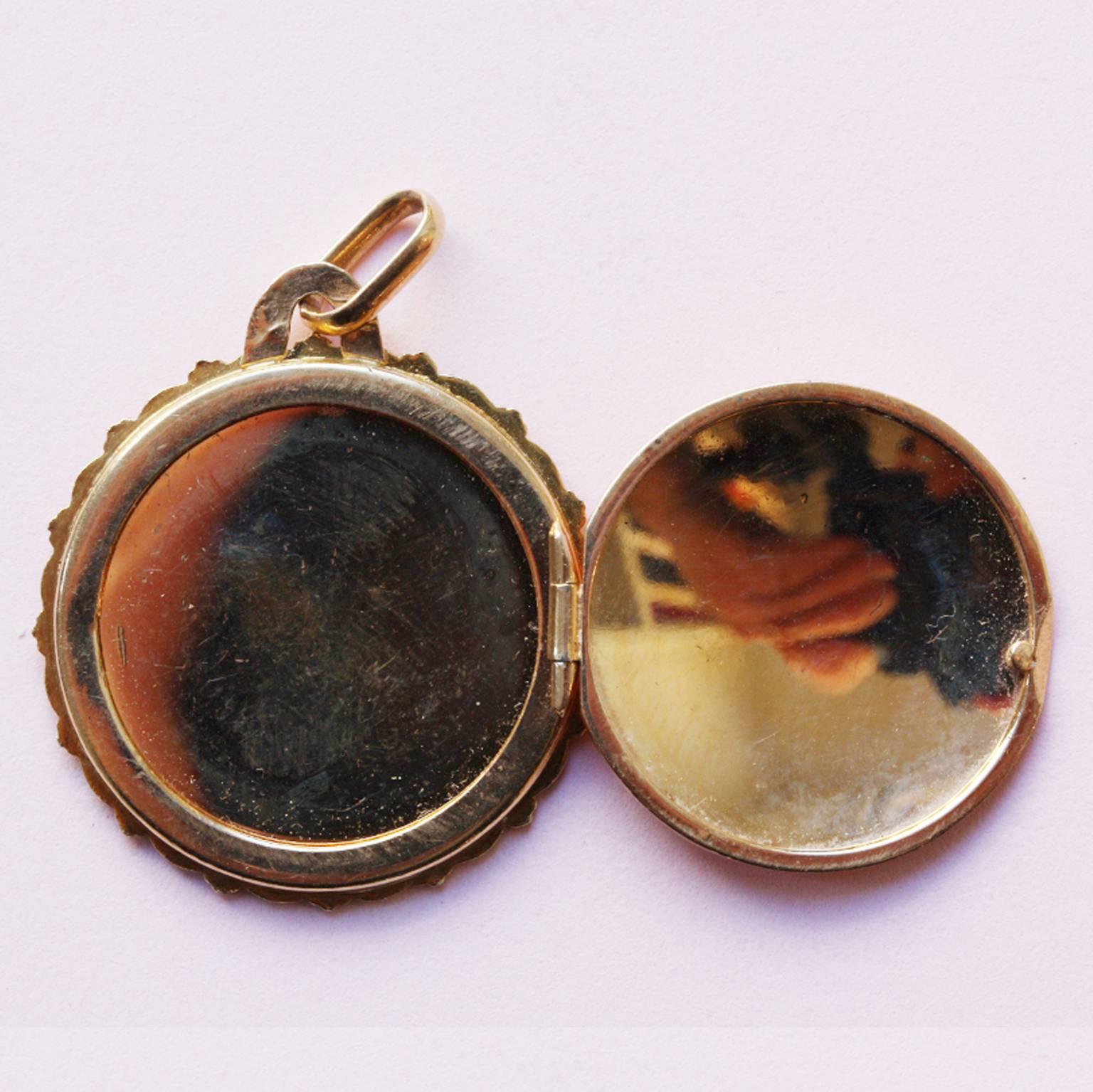 Gold Love Charm Locket In Good Condition In Amsterdam, NL