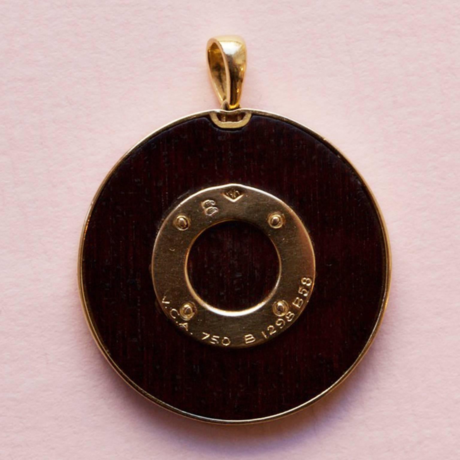 Van Cleef & Arpels Lucky Wood and Gold Pendant In Excellent Condition In Amsterdam, NL