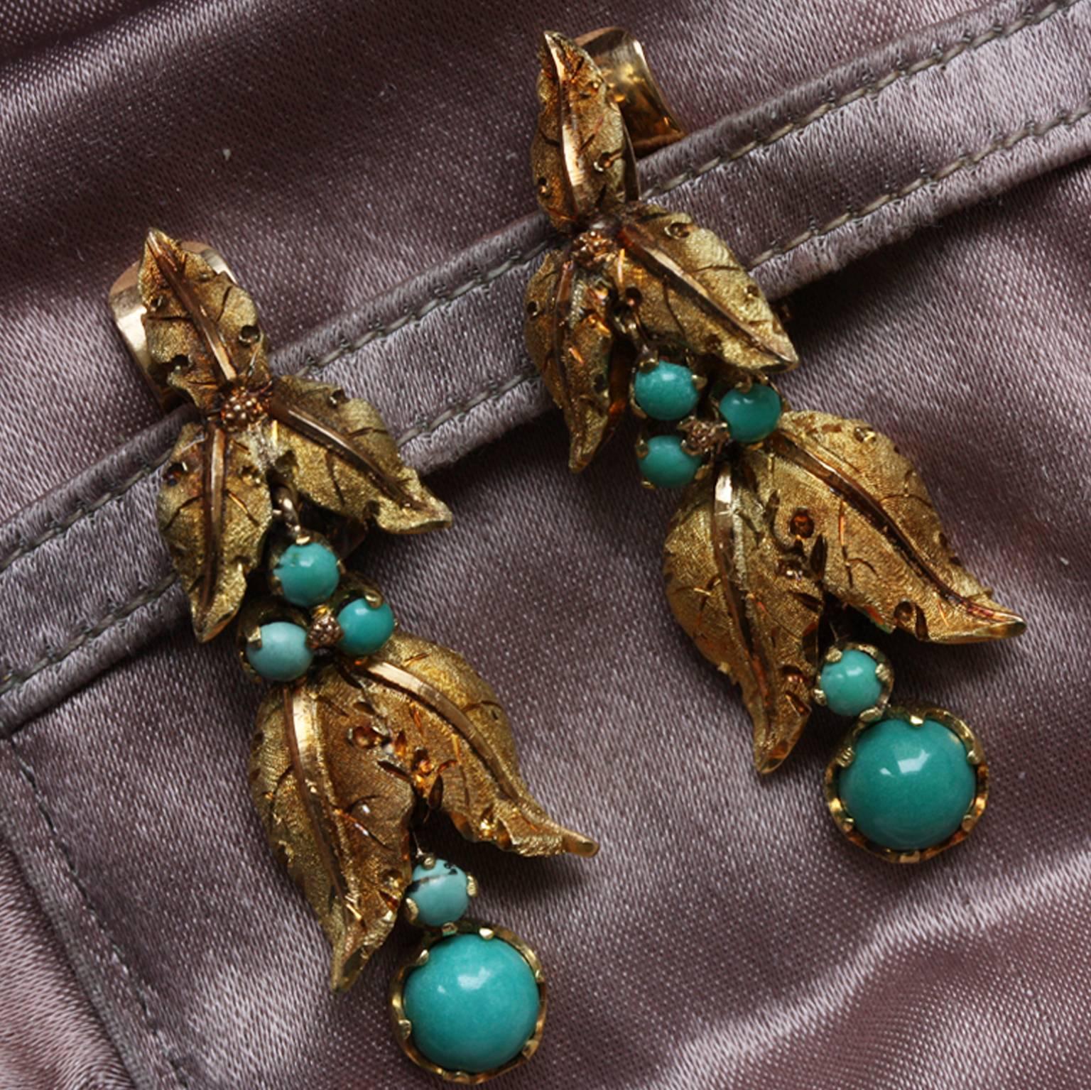 A pair of 18 carat gold and turquoise florally engraved earrings, signed: Mario Buccellati, in its original silk pouch, Italy, circa 1950.

weight: 14.93 grams
dimensions: 4.5 x 1.2 cm.