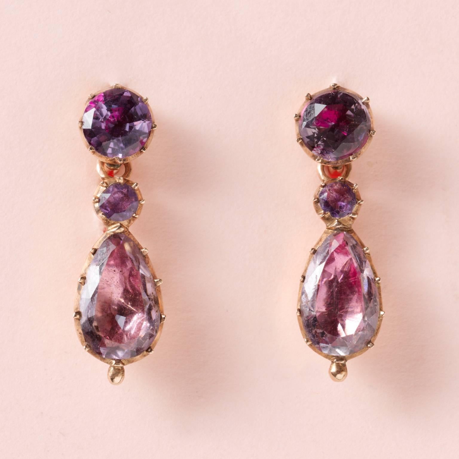 A pair of gold - day and night - earrings with brilliant and pear shaped amethysts on pink gold foil: England, circa 1800.

weight: 5.3 grams
dimensions: 2.6 x 0.9 cm