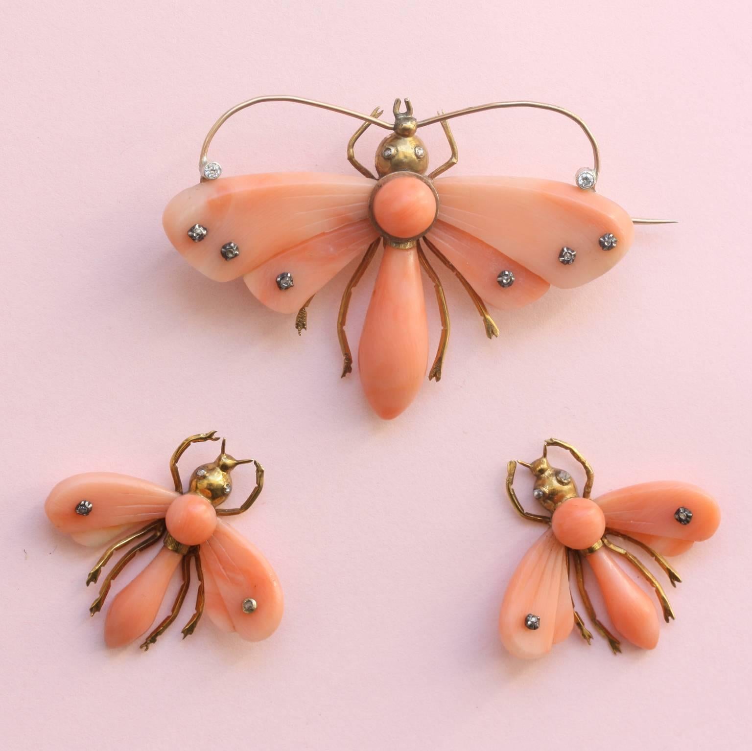 A whimsical Victorian demi-parure suite consisting of a pair of earrings and a brooch in a fitted case. Coral, gold and rose- cut diamonds, 19th century.

weight brooch: 7.3 grams
weight earrings: 5.3 grams
dimensions brooch: 5 x 3.5
dimensions