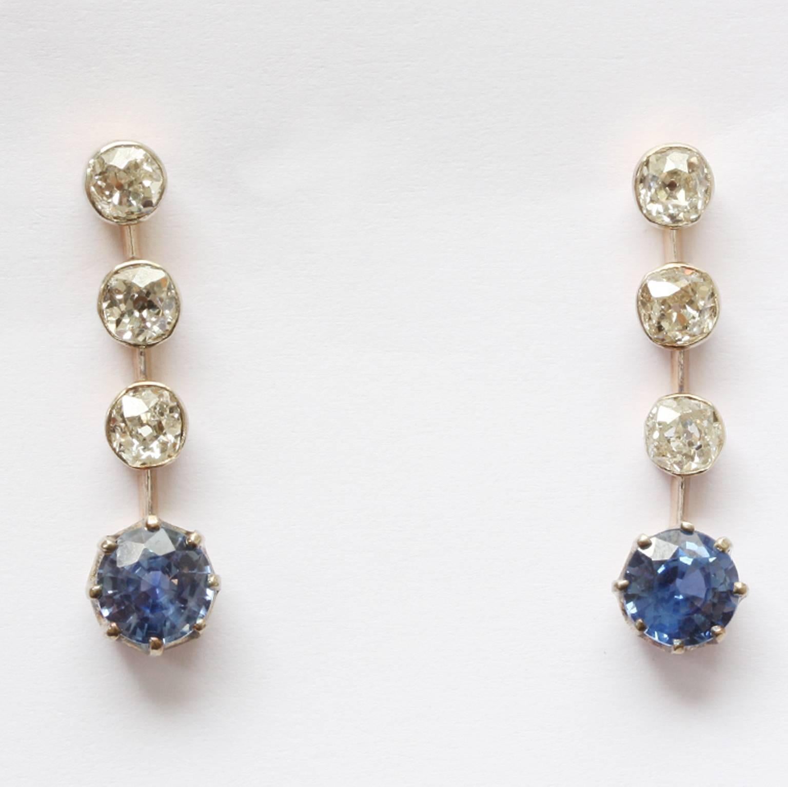 A pair of gold and silver earrings each set with three cushion cut diamonds (app. 1.5 carat in total) and brilliant cut natural sapphires (app. 0.8 carat).

weight: 4.1 grams
dimensions: 2.7 x 0.6 cm