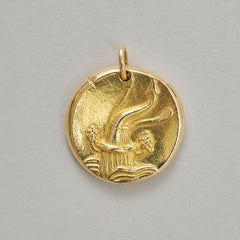 Un ciondolo con il segno zodiacale dell'Acquario di Van Cleef & Arpels in oro 18 carati