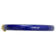 Un bracelet rigide en or 18 carats avec un émail translucide bleu foncé