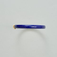 Un bracciale rigido in oro 18 carati con smalto blu scuro traslucido